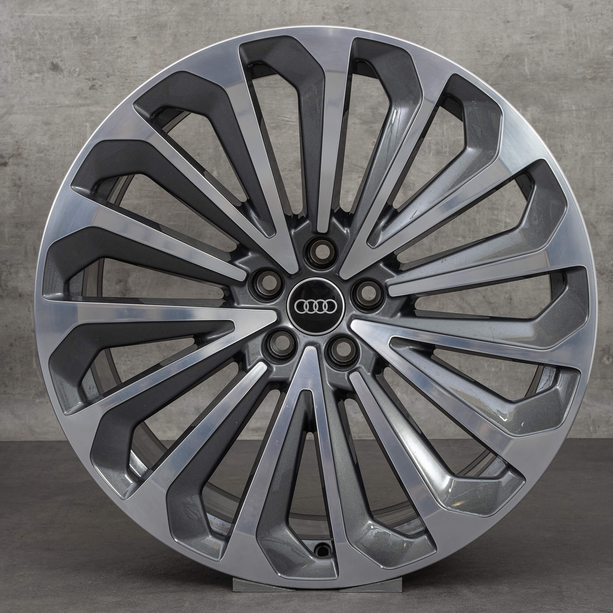 Oryginalne felgi Audi Q8 e-tron 21 cali GE 4KE601025G polerowane tytanowe