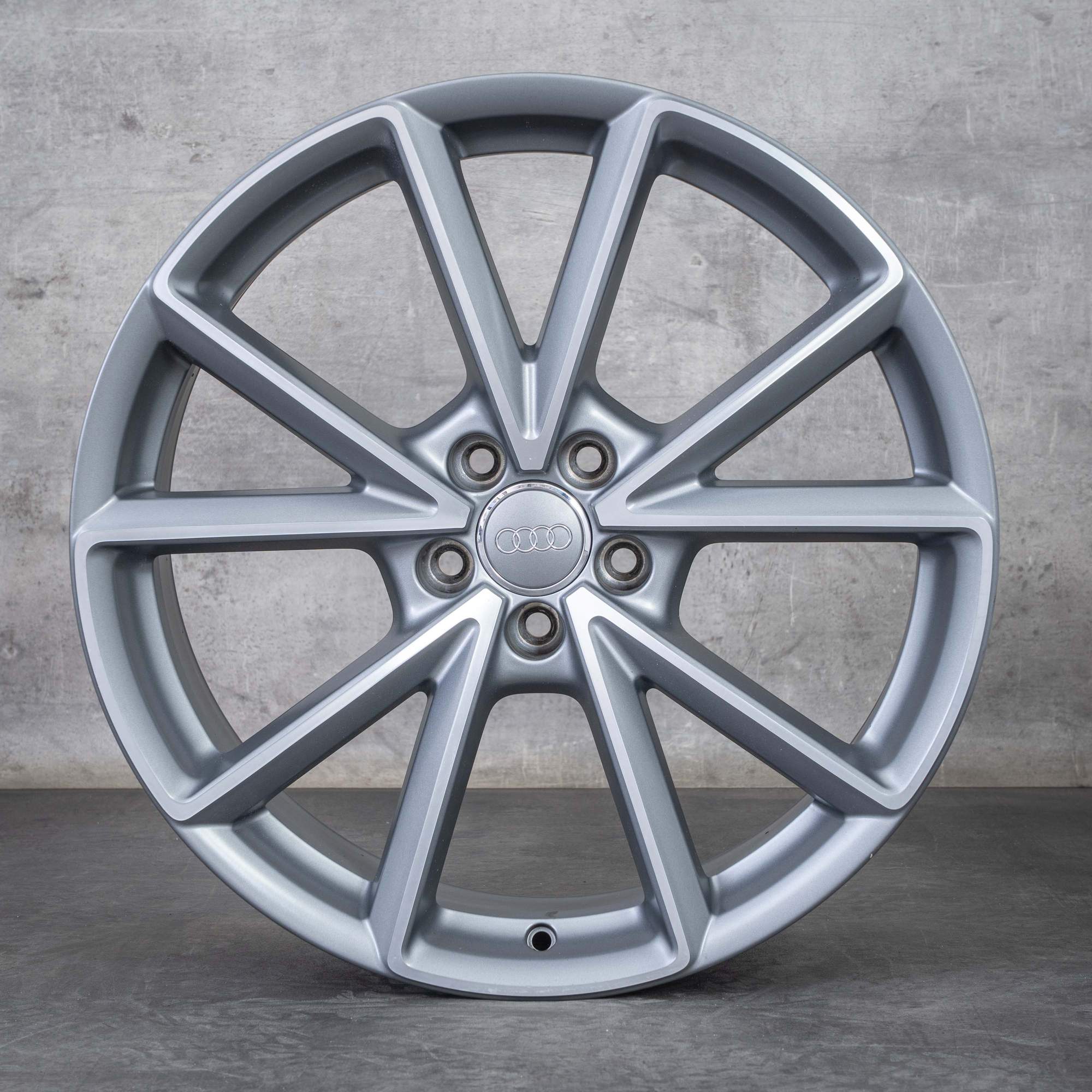 Alkuperäiset Audi Q3 RSQ3 vanteet 20 tuuman 8U kesäpyörät 8U0601025AK titan matta kiillotettu.