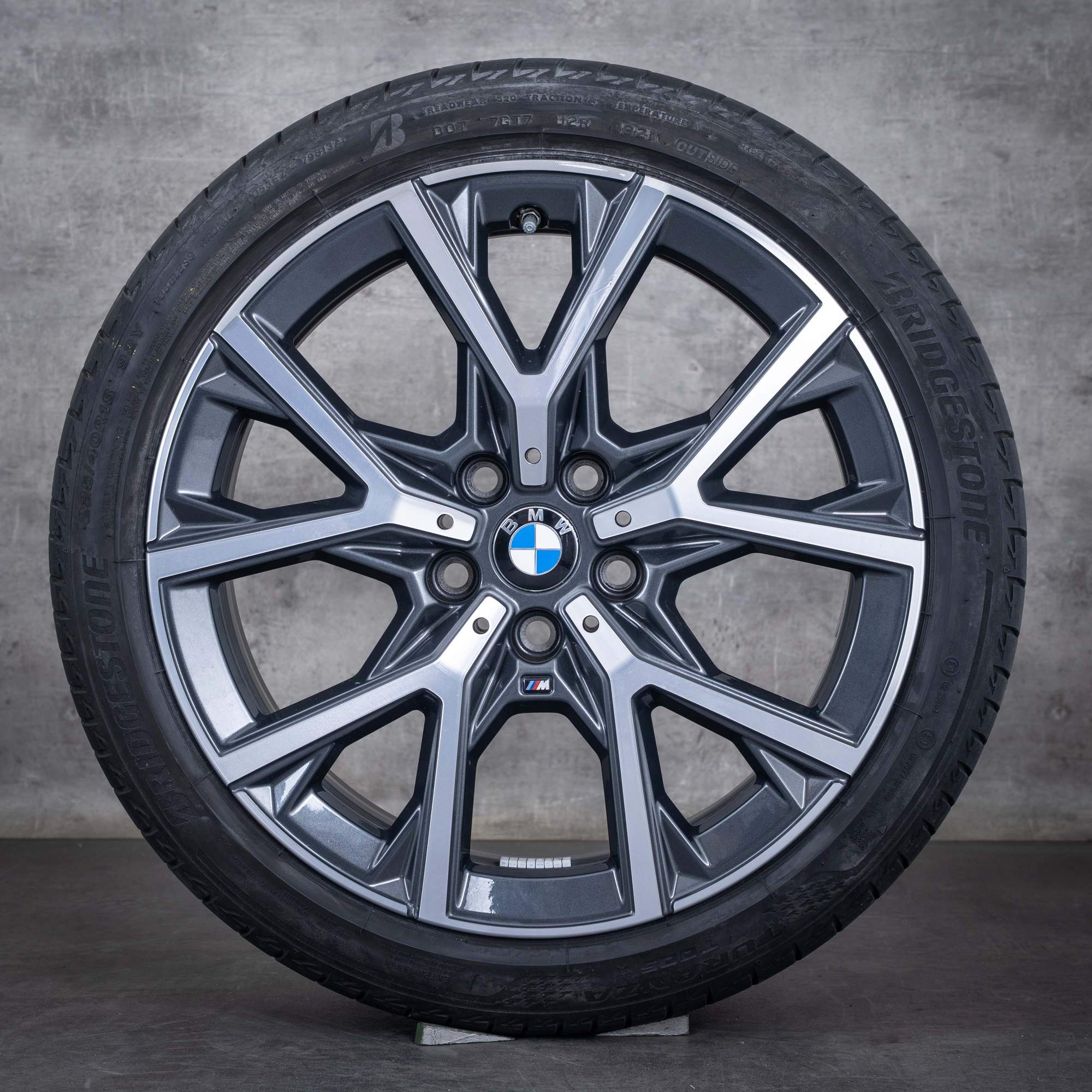 Oryginał BMW Seria 1 2 koła 18 cali F40 F44 Gran Coupé letnie stylizacja 553 M 8092355 midknight grey polerowane toczone
