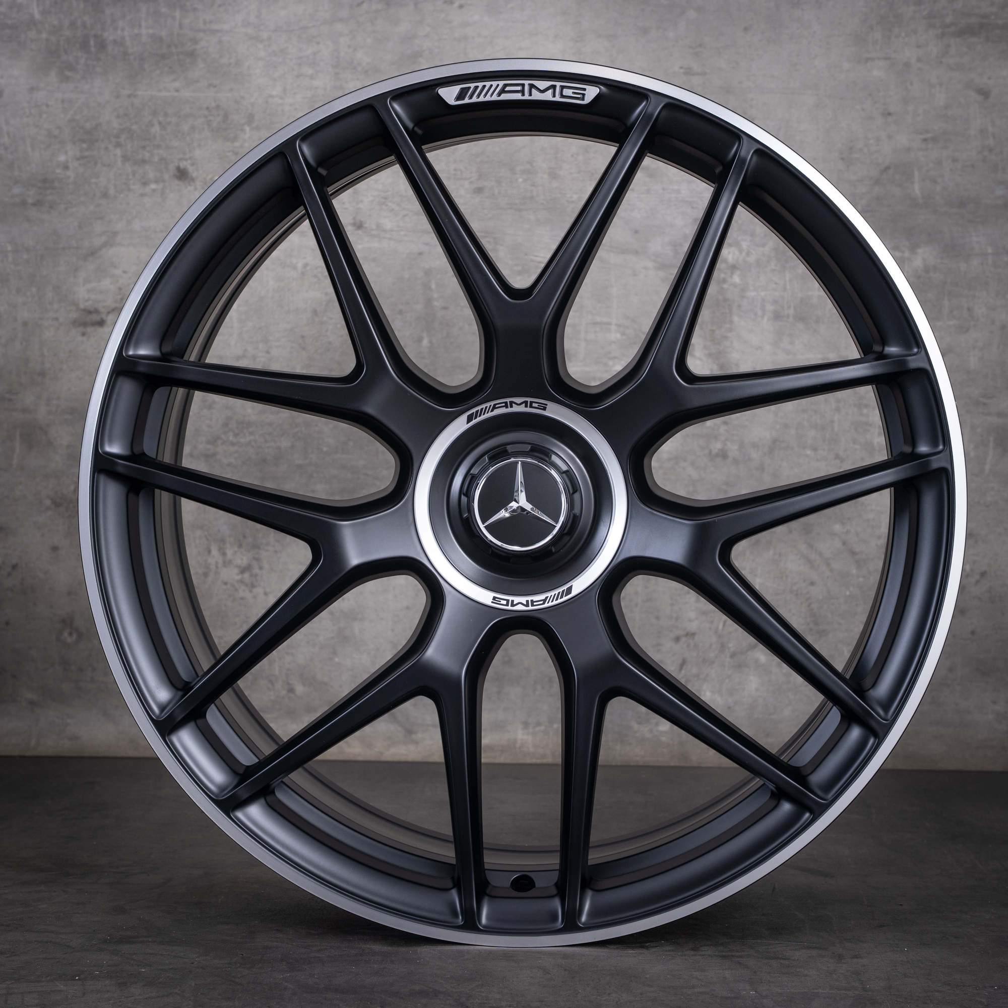 Oryginalne felgi Mercedes AMG GLE 53 63 S 22 cale W167 A1674015601 A1674015701 wzór krzyżowych szprych czarne matowe z diamond cut krawędzią NOWE