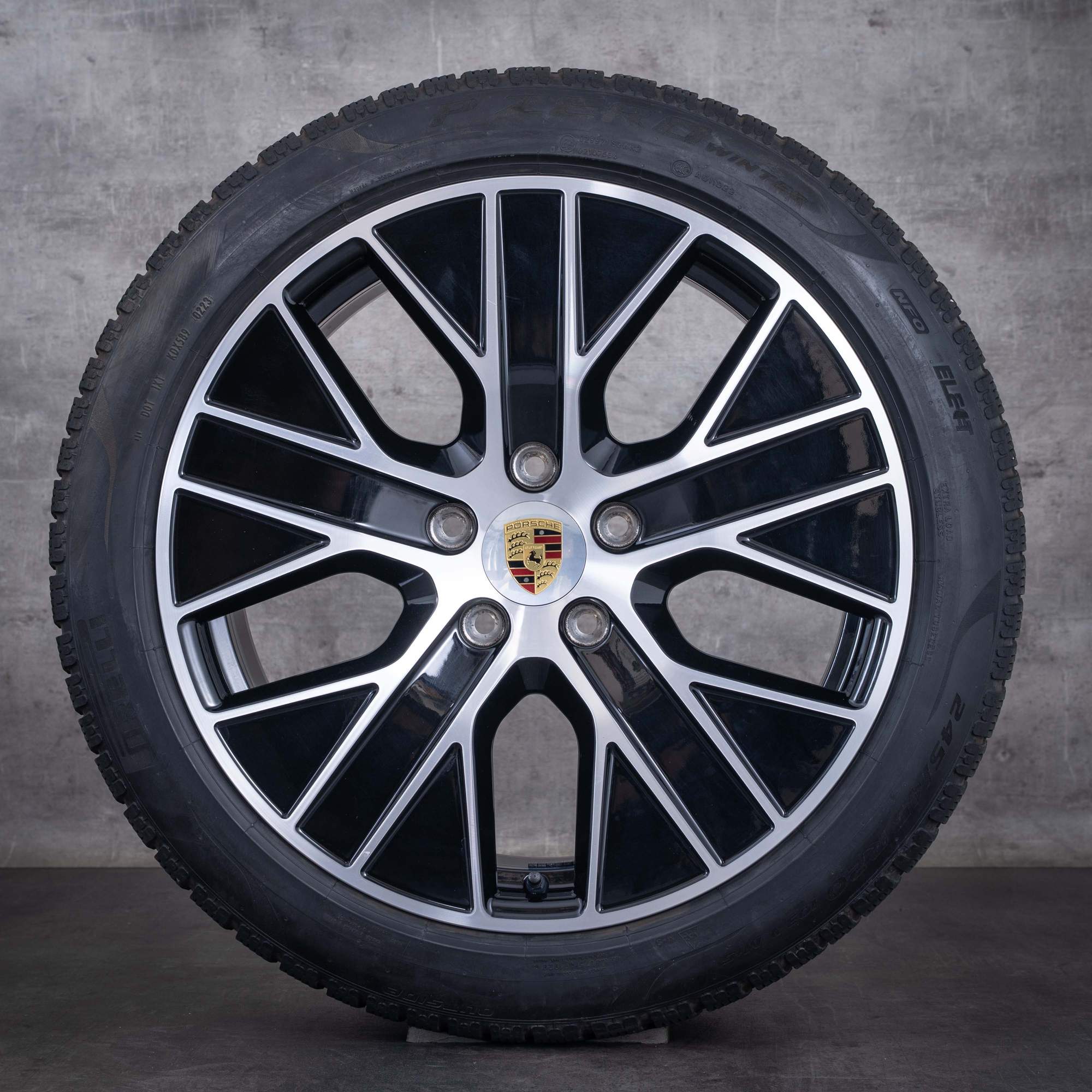 Original Porsche Taycan 9J1 II Winterräder 20 Zoll Felgen Turbo Aero 9J1073603CC schwarz front glanzgedreht