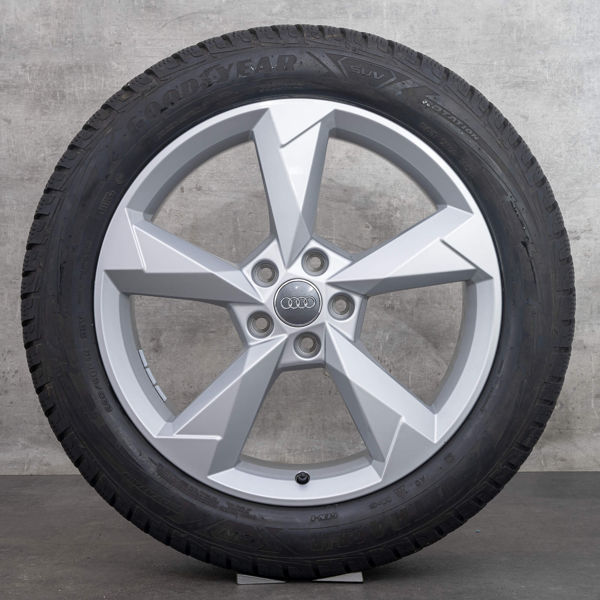 Original zimní pneu s disky Audi Q3 19palcové ráfky na auto F3 83A601025N stříbrná