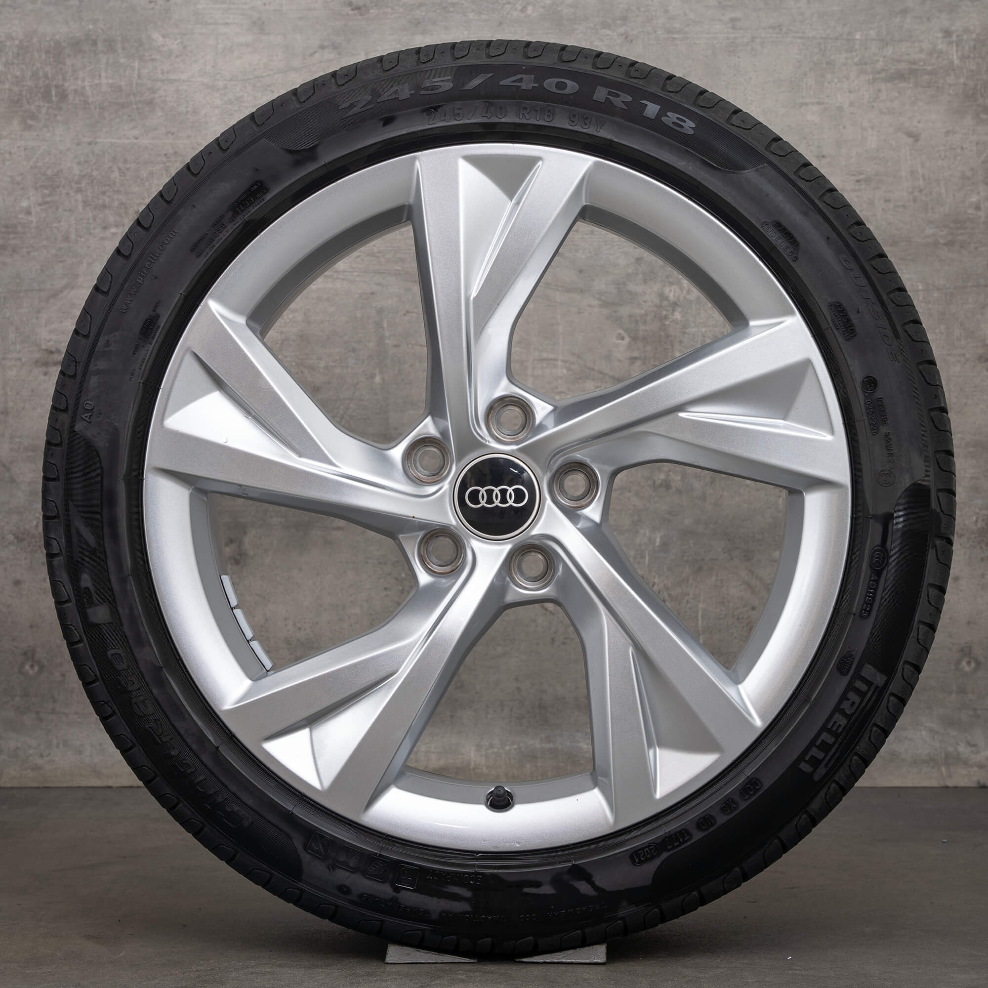 Audi A4 S4 8W B9 ruote estive cerchi da 18 pollici pneumatici estivi