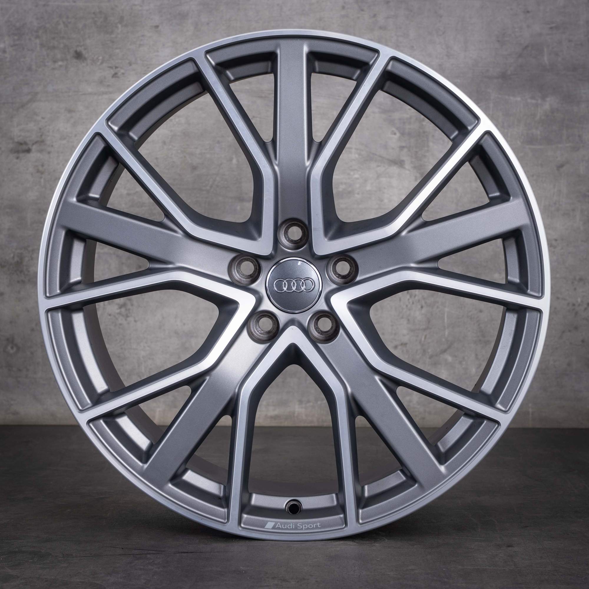 Originale Audi Q3 vinterhjul 21 tommer F3-fælge 83A601025AE titanmat foran diamond cut - hjul 4 af 4