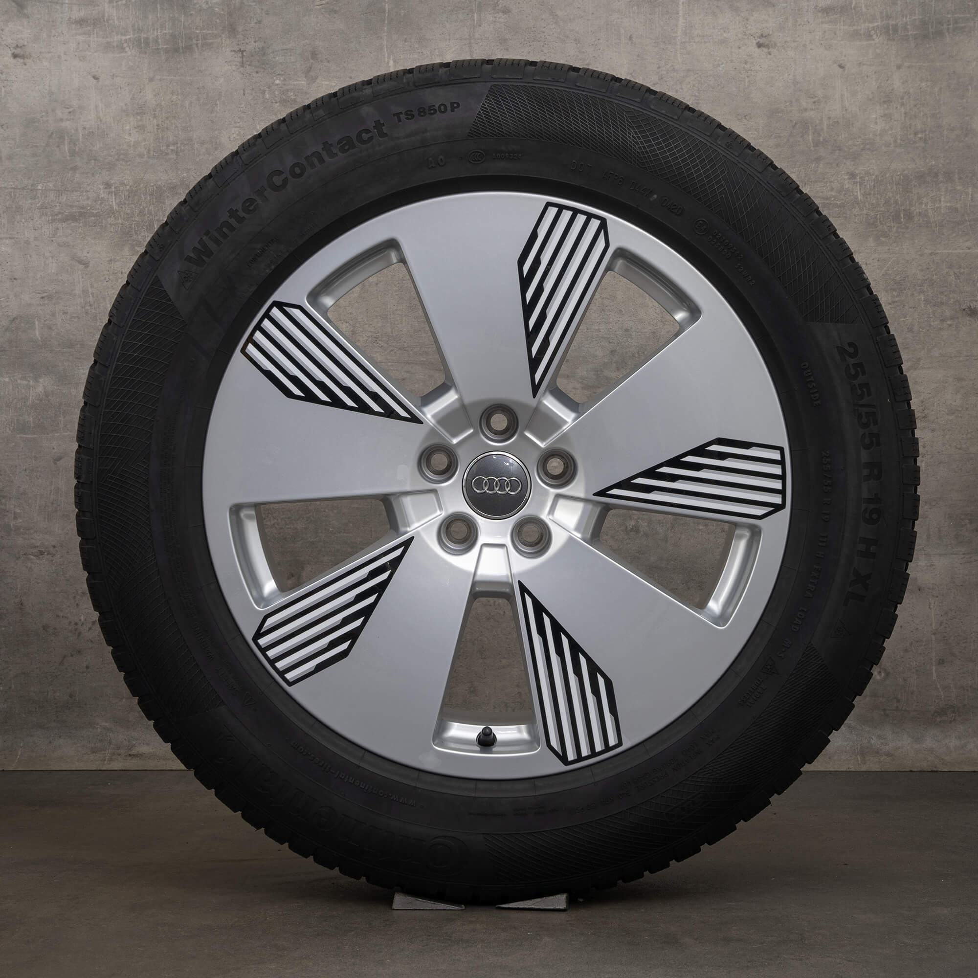Oryginalne koła zimowe Audi Q8 e-tron 19 cali 4KE GE felga Aero 4KE601025L DOT 22 srebrne