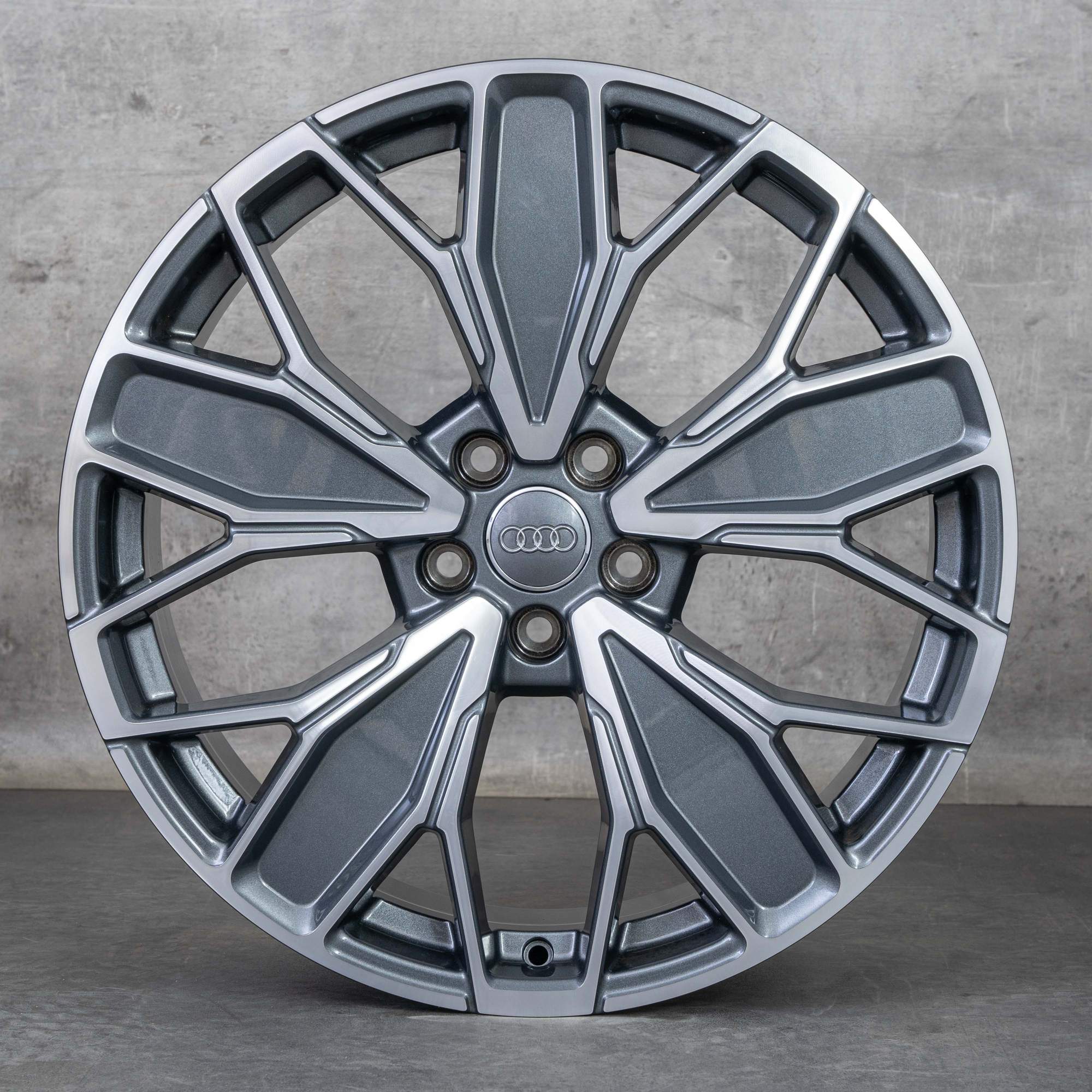 Oryginalne felgi Audi Q5 SQ5 20 cali FY GU 8MA601025H grafitowo-szare polerowane