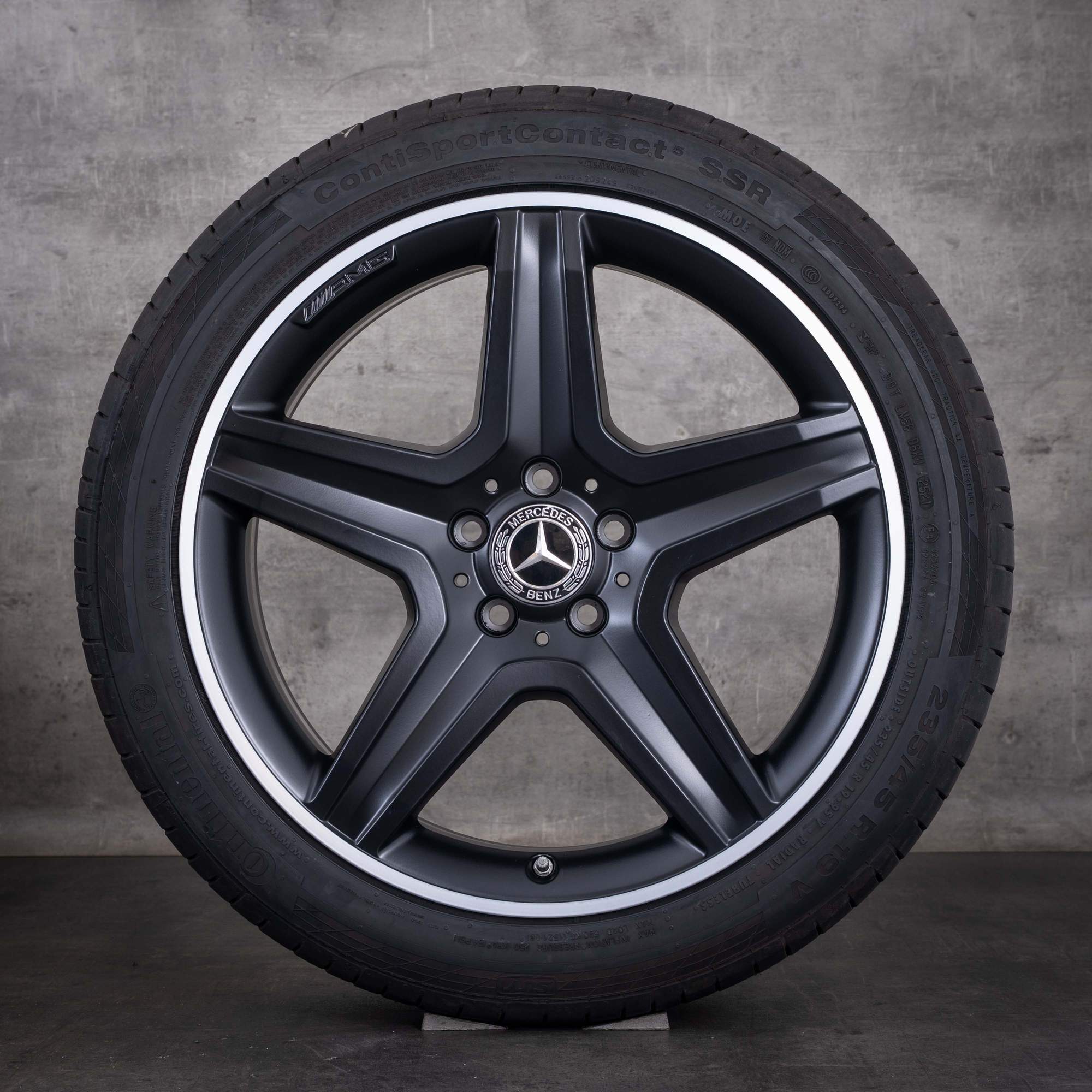 Originele Mercedes-Benz GLA AMG winterbanden op velg 19 inch X156 velgen A1564010600 matzwart met diamond cut rand NIEUW - wiel 3 van 4