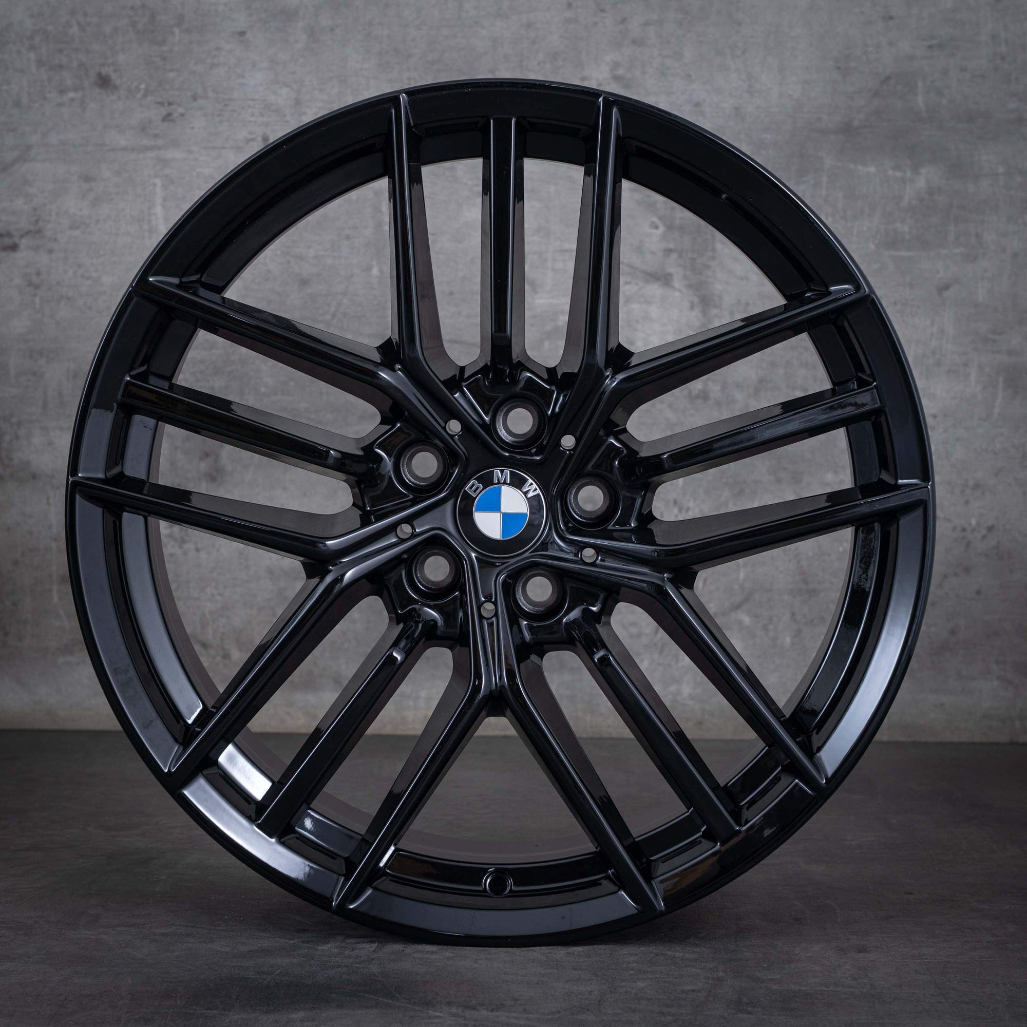 Oryginalne felgi BMW serii 5 i5 19 cali G60 G61 Styling 933 5A324D6 czarne błyszczące