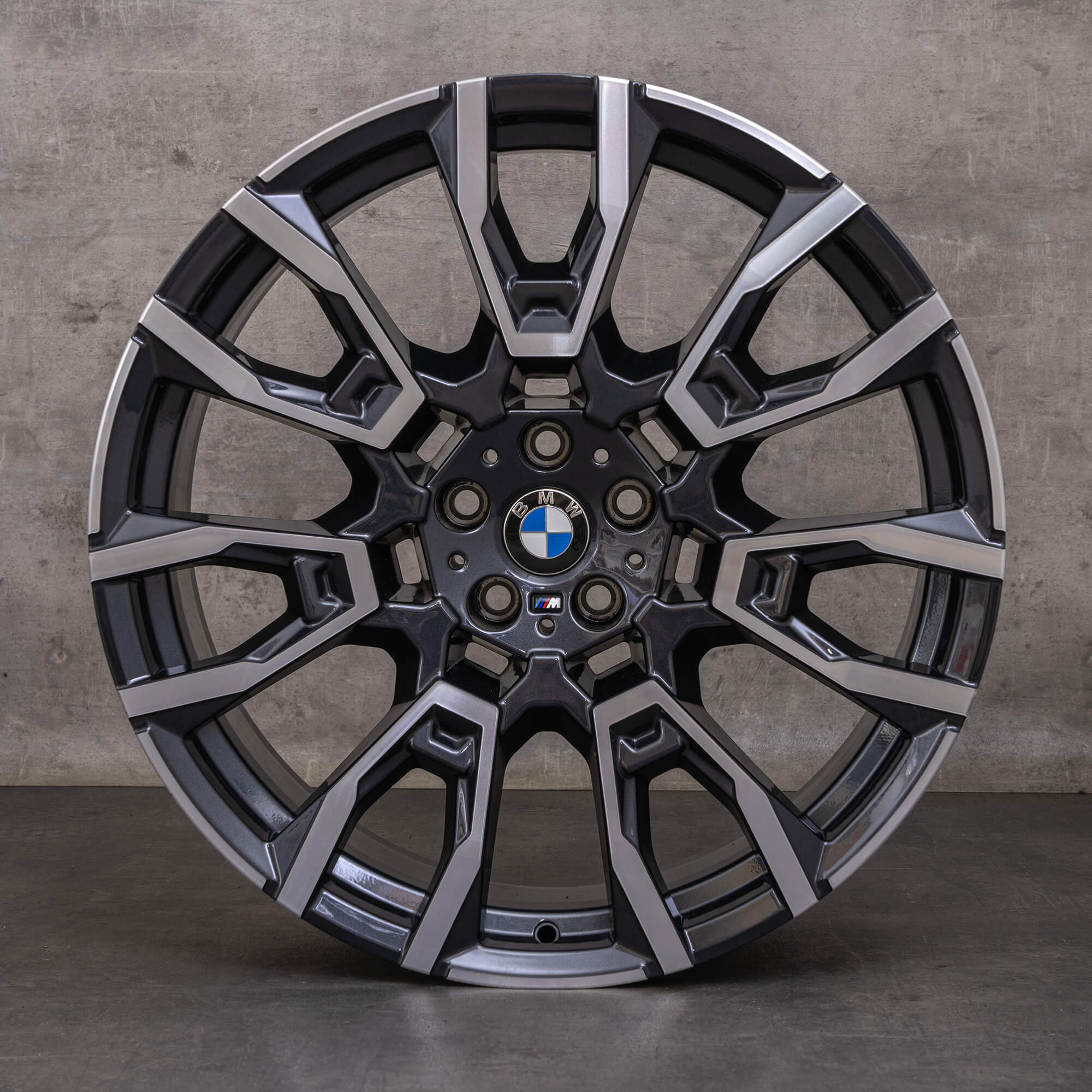 Oryginalne felgi BMW X5 X6 21 cali G05 G06 – opony letnie, stylizacja 915 M nr kat. 6856023 6856024 kolor midnight grey w wersji z efektem diamond cut
