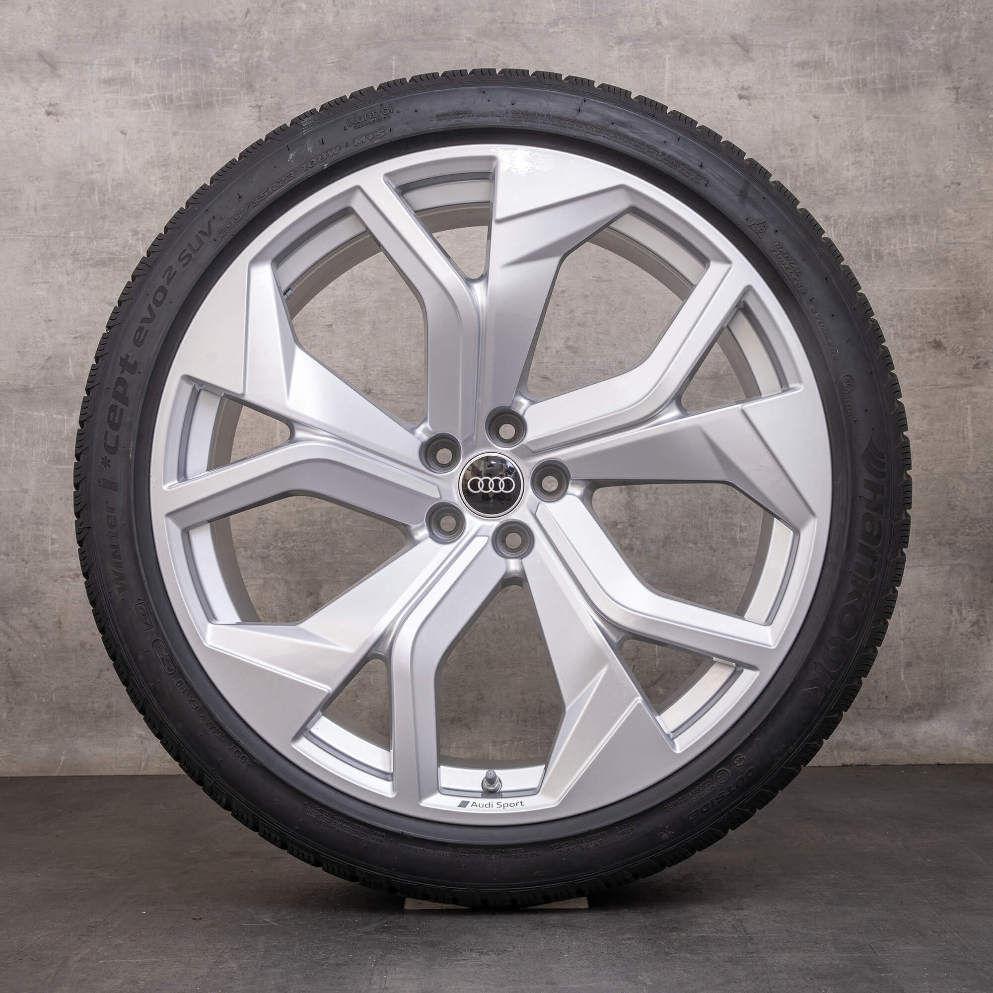 Alkuperäiset Audi RS Q8 talvirenkaat 23 tuuman 4M8 vanteet 4M8601025AG Rotor Design hopea kiiltävästi.