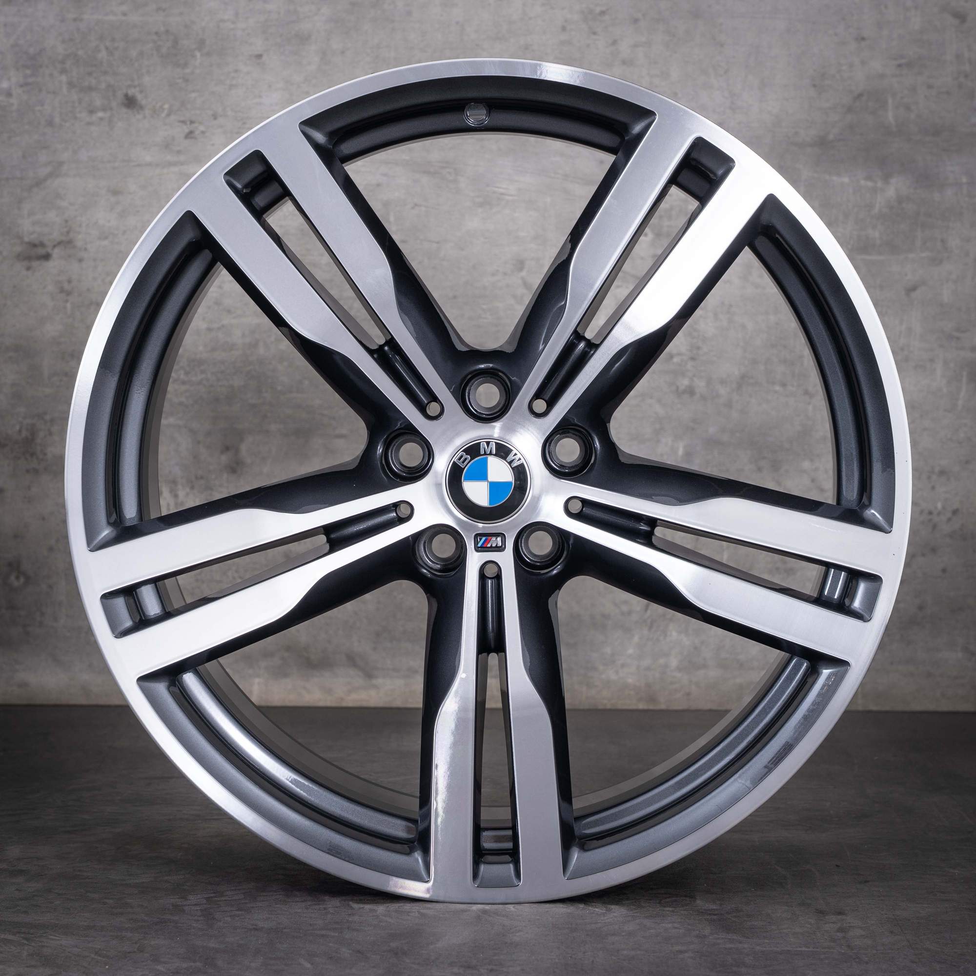 Oryginalne felgi BMW serii 6 GT i serii 7 20 cali G11 G12 G32 stylizacja 648 M 7850581 7850582 kolor orbit grey diamond cut NOWE
