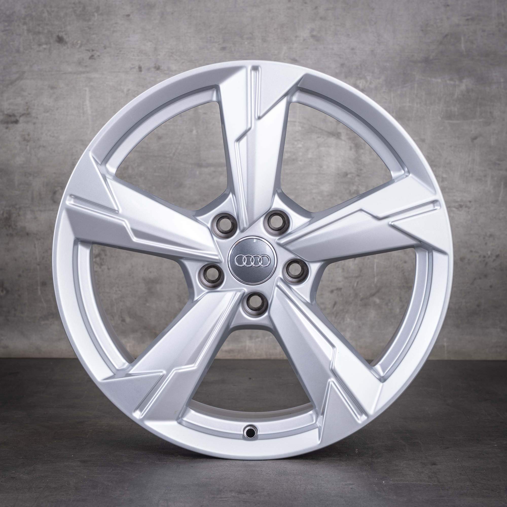 Alkuperäiset Audi A6 S6 -vanteet 18 tuumaa 4K C8 4K0601025D hopea