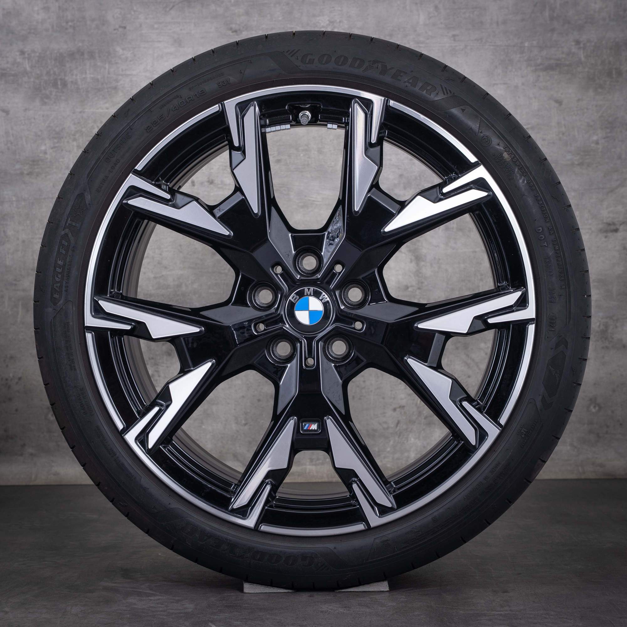 Oryginalne felgi BMW serii 1 i Serii 2 19 cali F70 F74 Gran Coupe opony letnie stylizacja 976 M 5A45267 czarne w technologii diamond cut