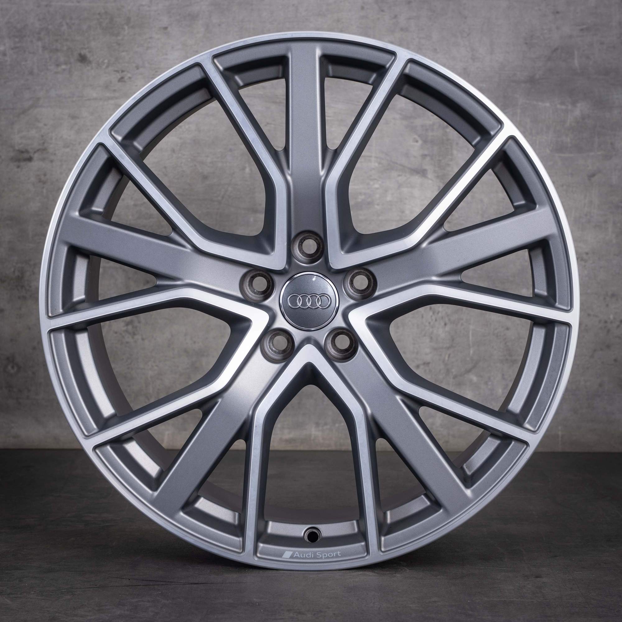 Originale Audi Q3-fælge 21 tommer F3 83A601025A titanmat foran diamond cut - fælg 3 af 4