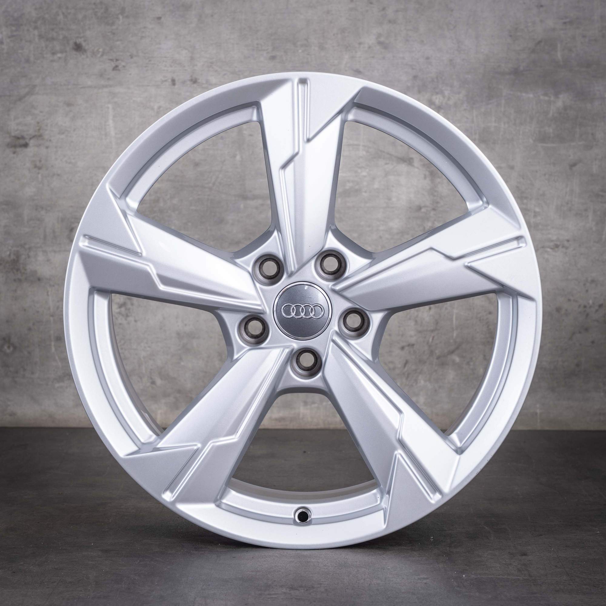 Alkuperäiset Audi A6 S6 -vanteet 18 tuumaa 4K C8 4K0601025D hopea
