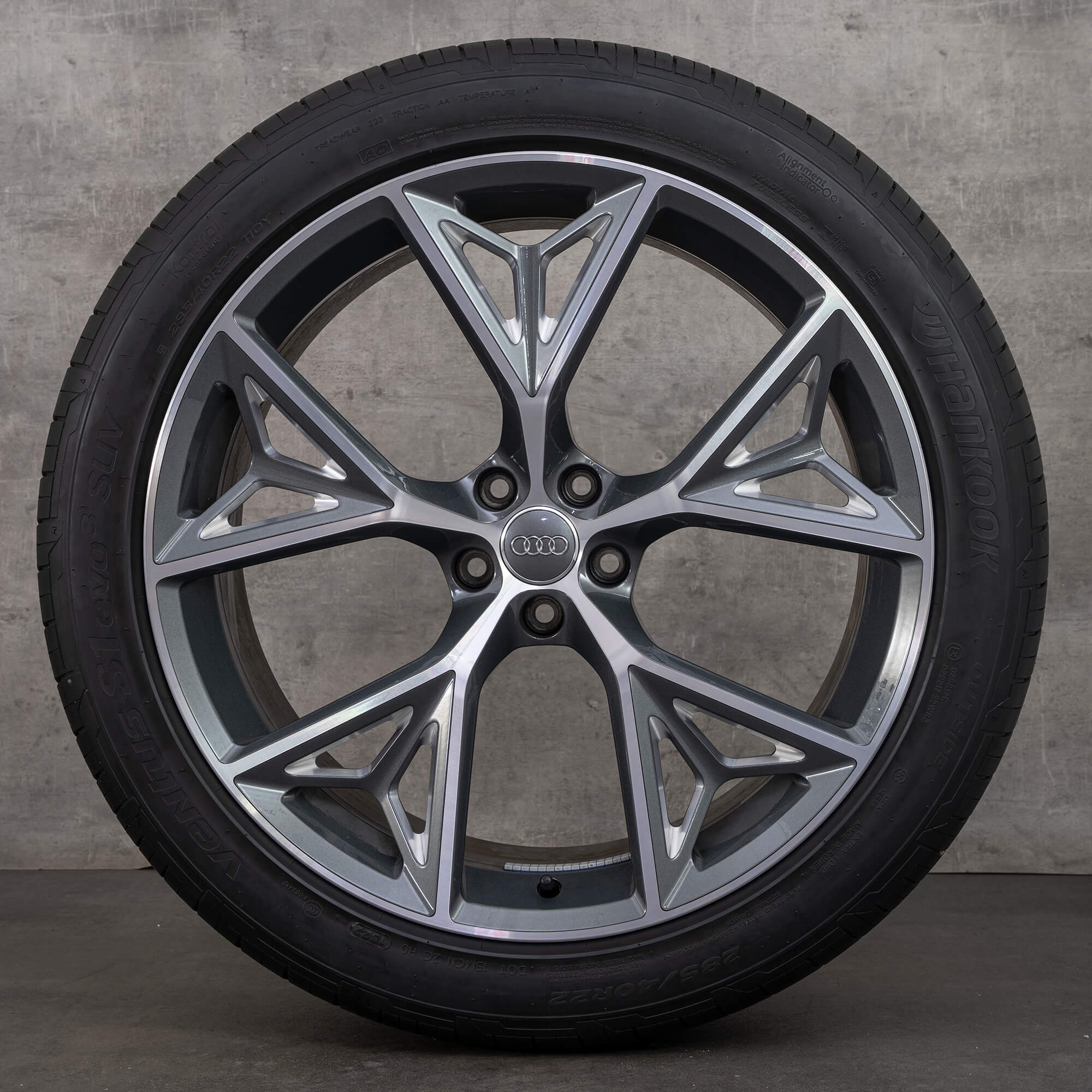 Oryginalne felgi Audi Q8 SQ8 22 cale 4M8 – opony letnie 4M8601025AB kolor antracytowy w wersji diamond cut