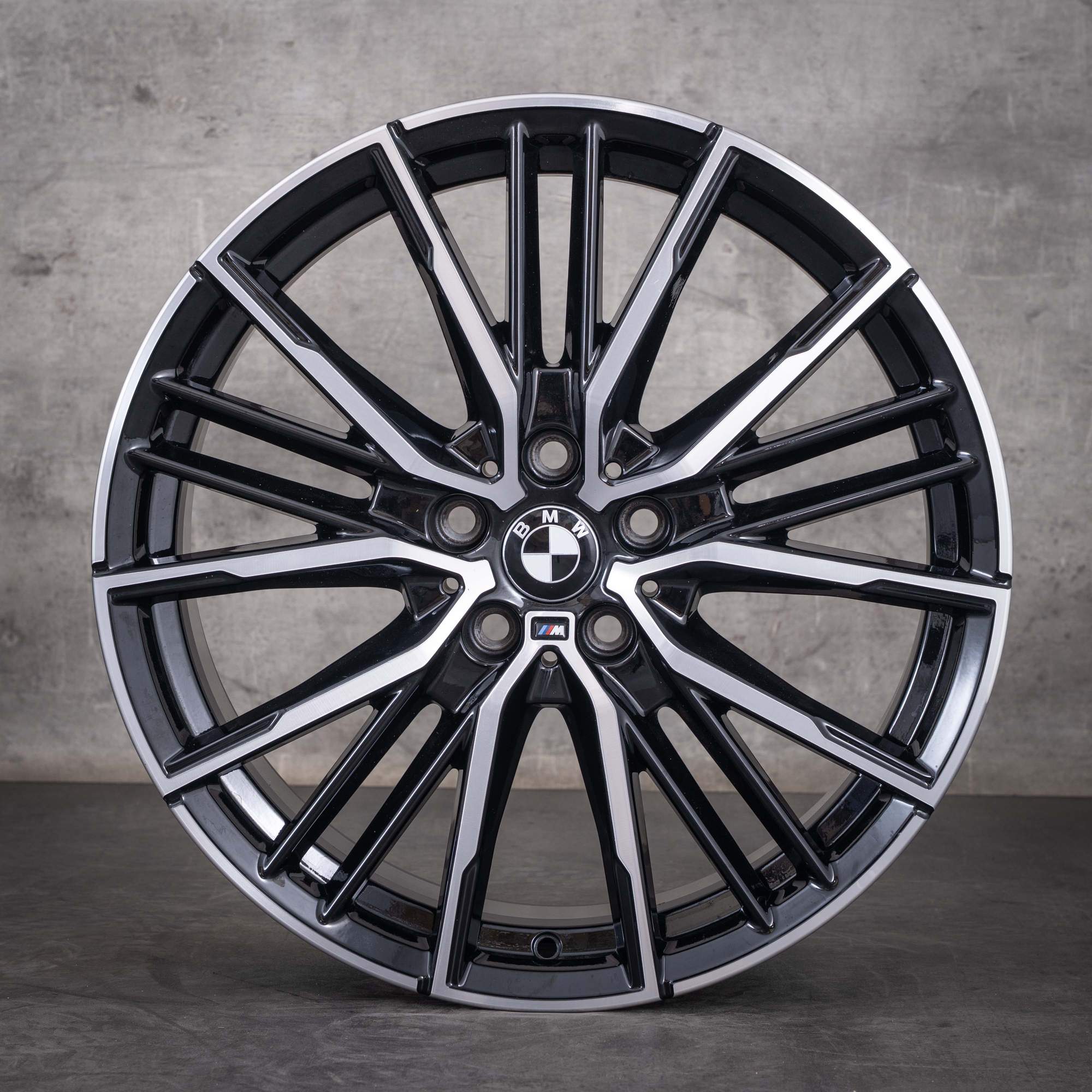Oryginalne koła zimowe BMW 1er 2er 19 cali F40 F44 Gran Coupe Felgi Styling 552 M 8092356 czarne w technologii diamond cut z połyskiem