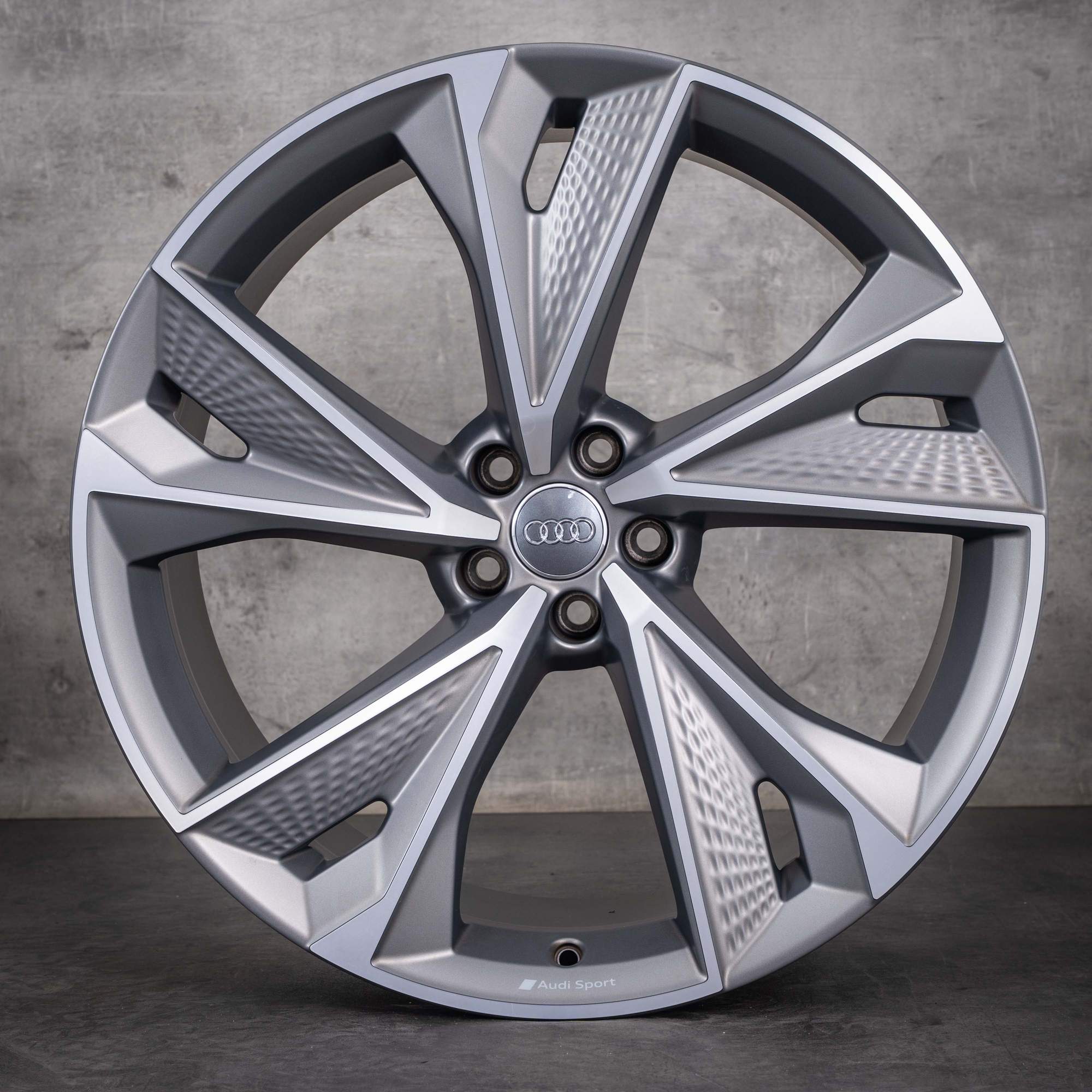 Oryginalne felgi Audi RS6 RS7 22 cale 4K C8 4K0601025BB tytanowe matowe z elementami w stylu diamond cut
