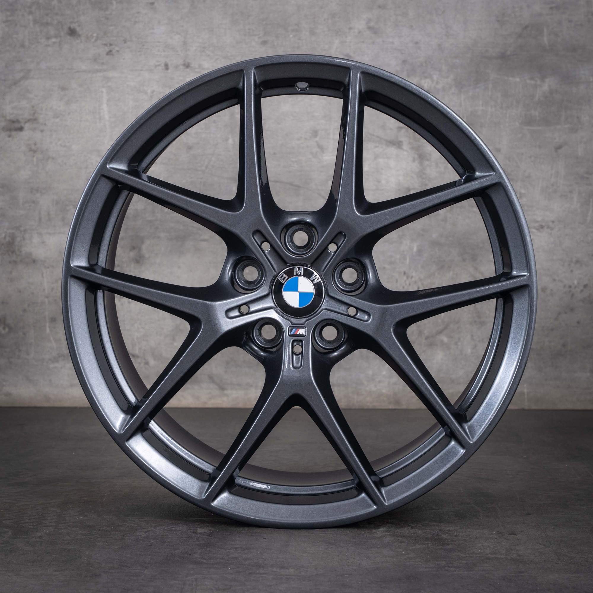 Oryginalne koła zimowe BMW serii 1 i 2 18 cali F40 F44 Gran Coupé felgi stylizowane 554 M 8092353 orbitgrey