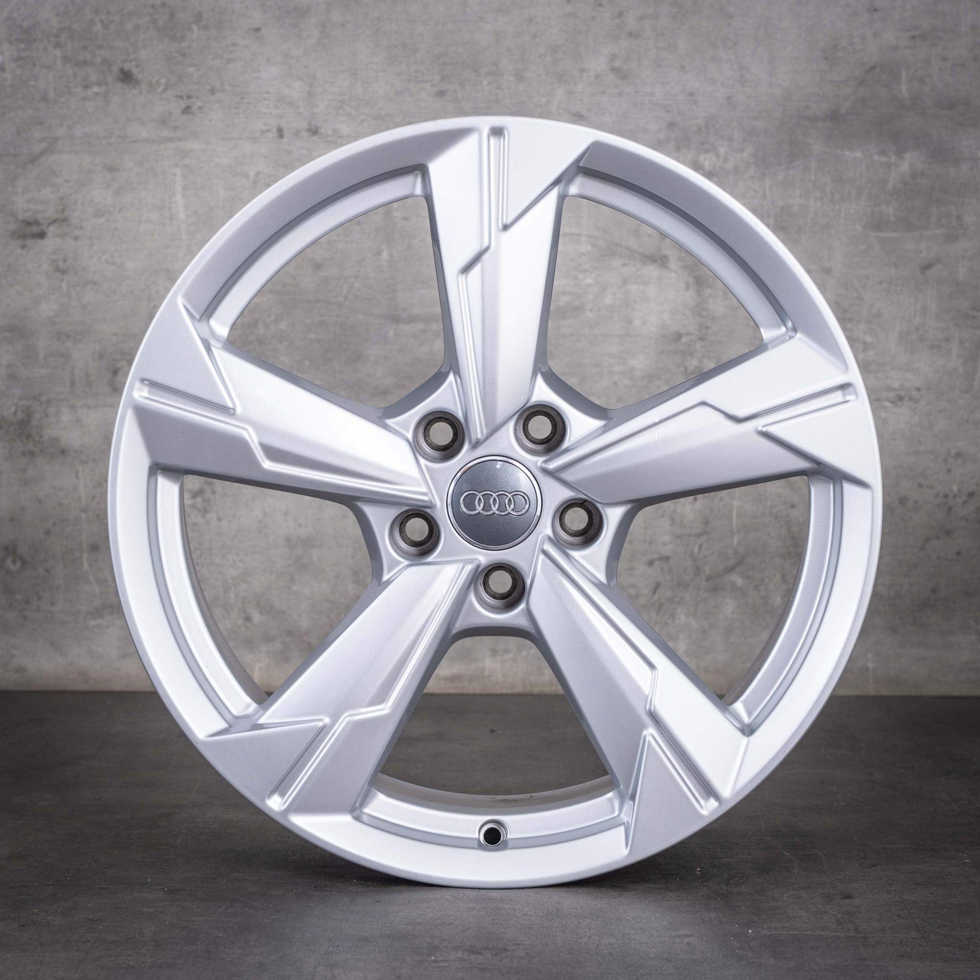 Alkuperäiset Audi A6 S6 -vanteet 18 tuumaa 4K C8 4K0601025D hopea