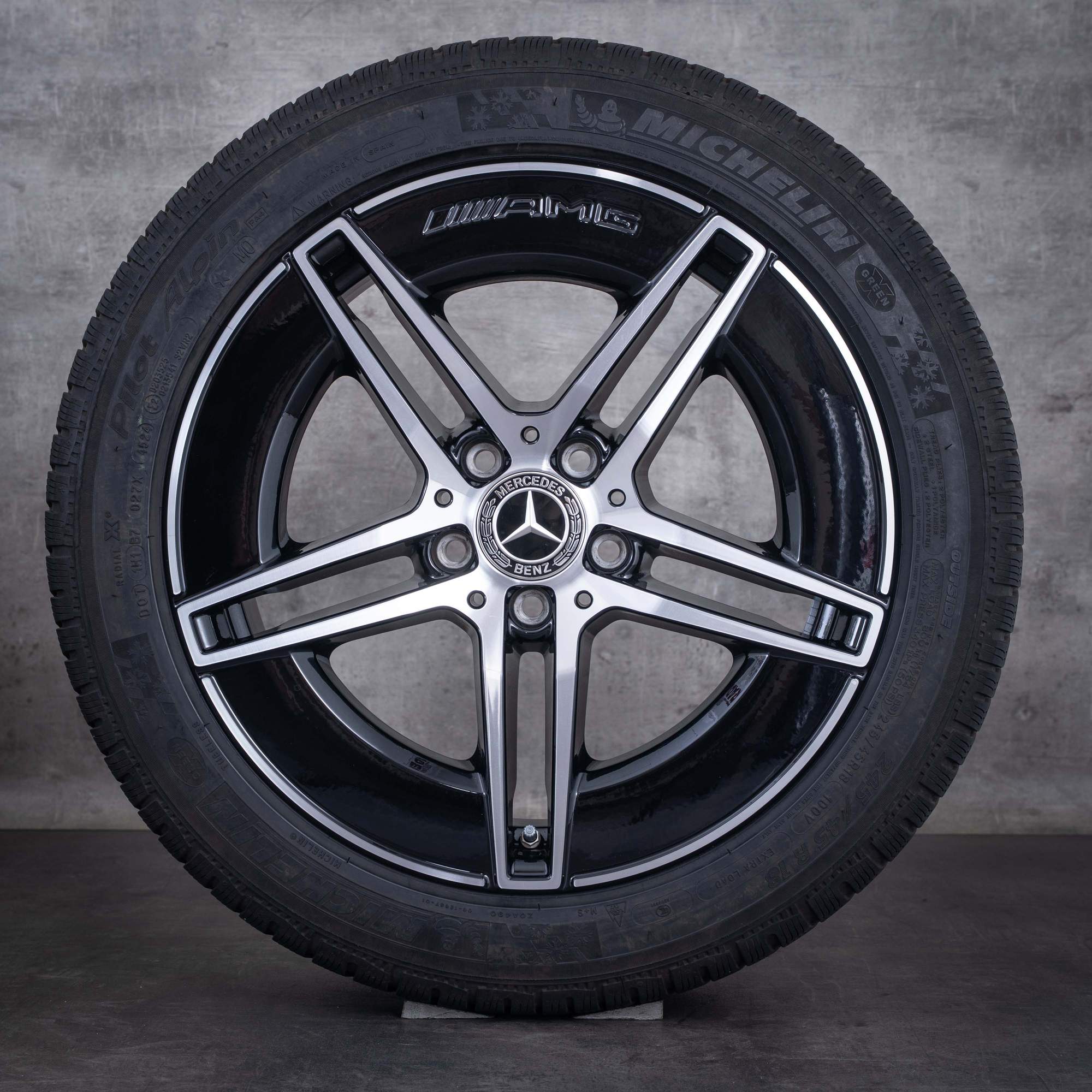 Original Mercedes Benz CLE AMG Winterräder 18 Zoll C236 300e Hybrid Felgen A2364011800 schwarz front glanzgedreht
