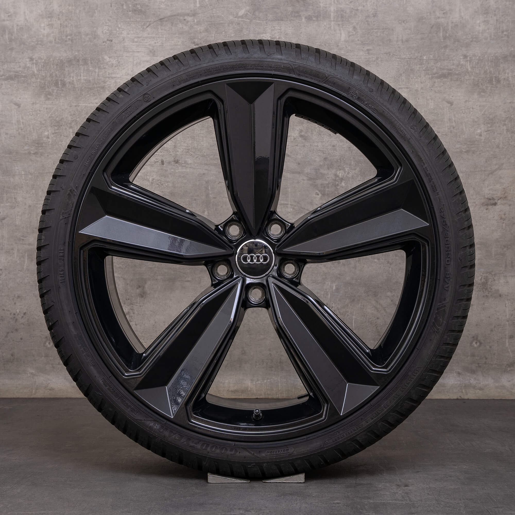 Originale Audi RS4 RS5 fælge 20 tommer B9 8W F5 all-weather dæk 8W0601025CS Peak sort blank