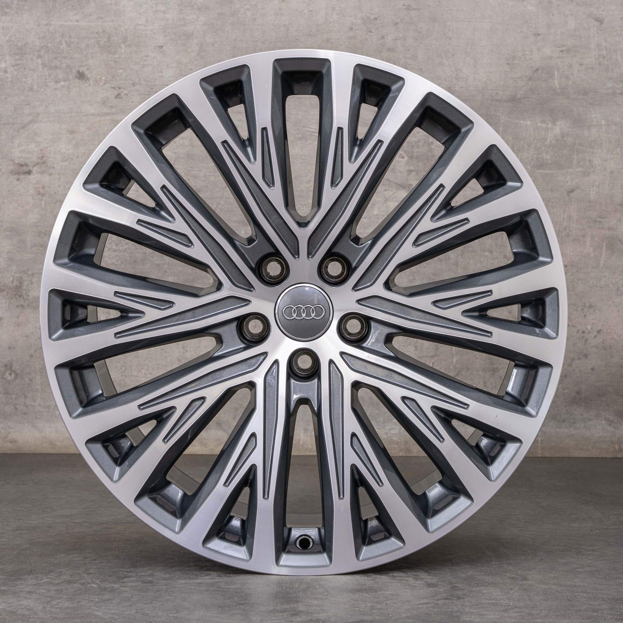 Oryginalne felgi Audi A8 S8 20 cali 4N D5 opony letnie 4N0601025M kolor antracytowy w technologii diamond cut z połyskiem