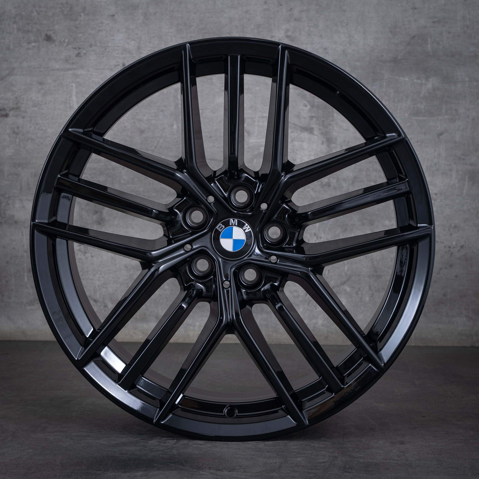 Oryginalne felgi BMW serii 5 i5 19 cali G60 G61 Styling 933 5A324D6 czarne błyszczące
