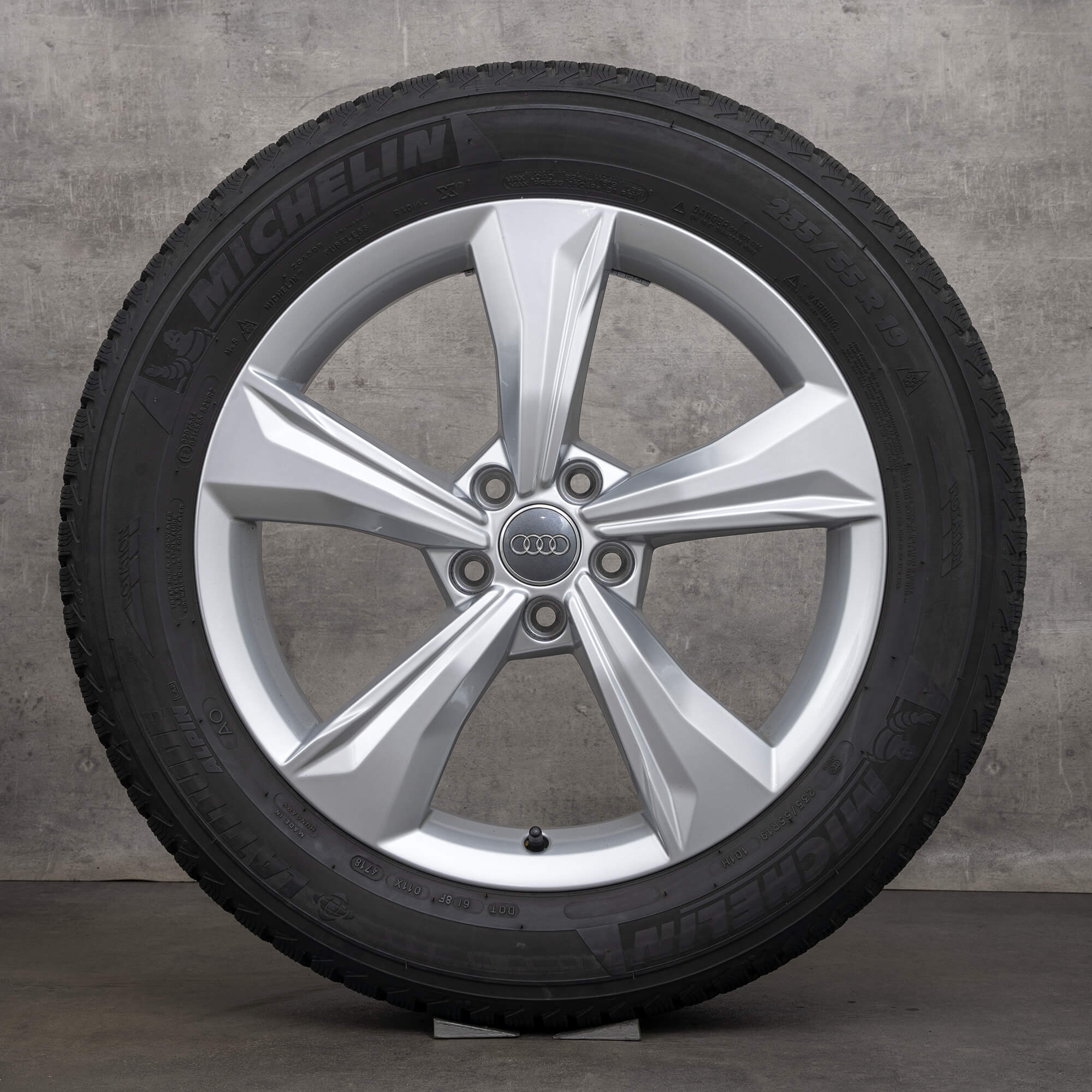 Oryginał Audi Q5 SQ5 koła zimowe 19 cali felgi FY 80A601025K dynamiczny wzór DOT 23 srebrne