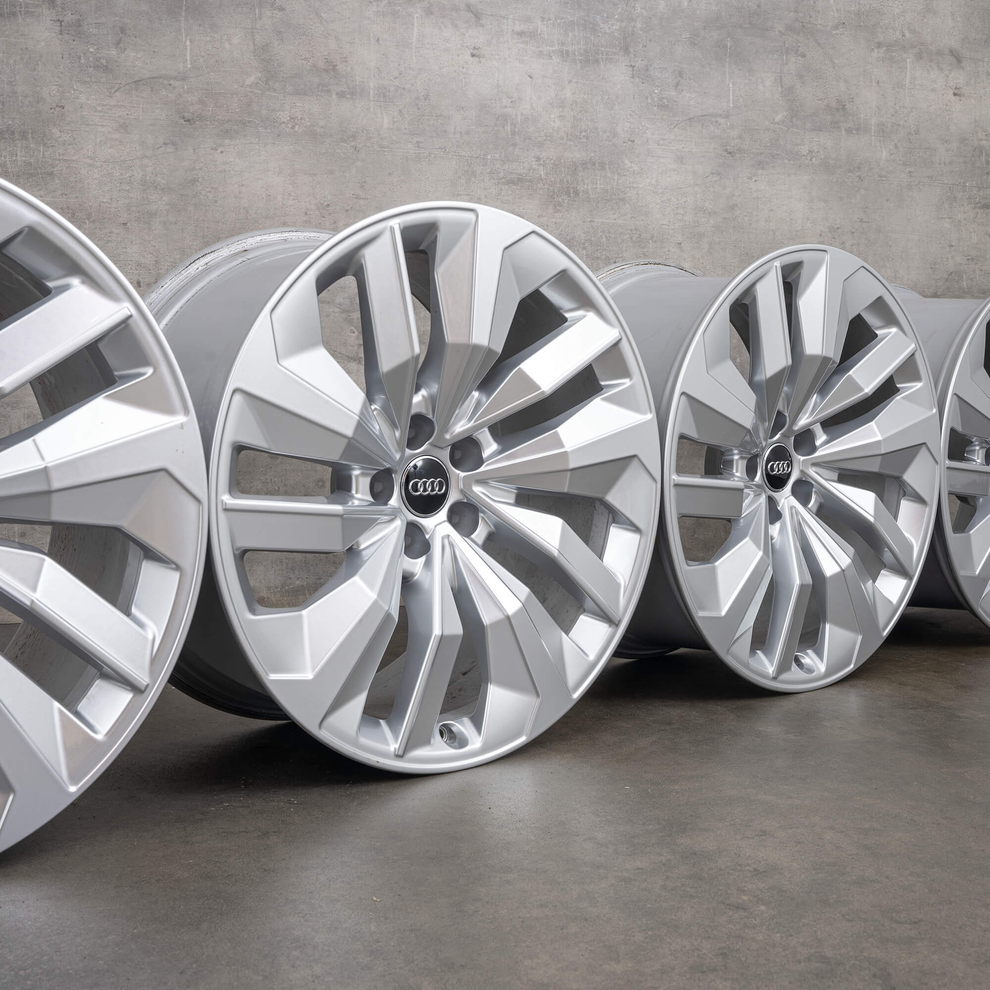 20-calowe felgi aluminiowe Audi e-tron S & Sportback GE 4KE601025E srebrne NOWOŚĆ
