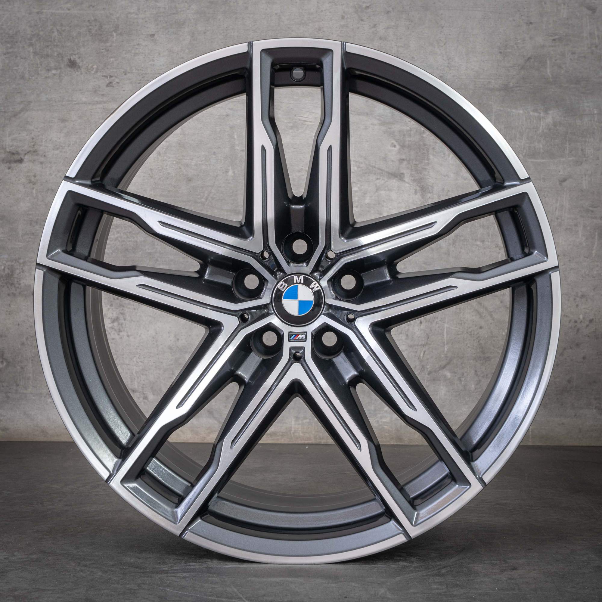 Oryginalne felgi BMW M5 M8 20 cali F90 F91 F92 F93 Gran Coupe Styling 810 M 8089562 8089563 orbit grey polerowane toczone