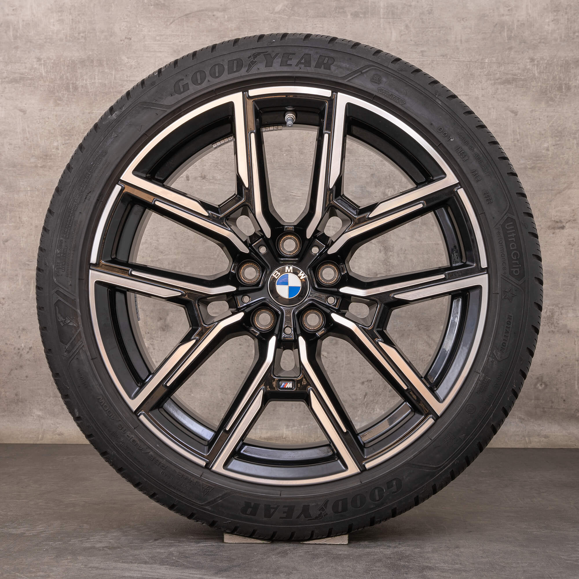 Originalní zimní pneu s disky BMW řady 4 i4 19palcové ráfky na auto G26 Gran Coupe styling 859 M 8747304 8747305 jet black lesklá soustružená