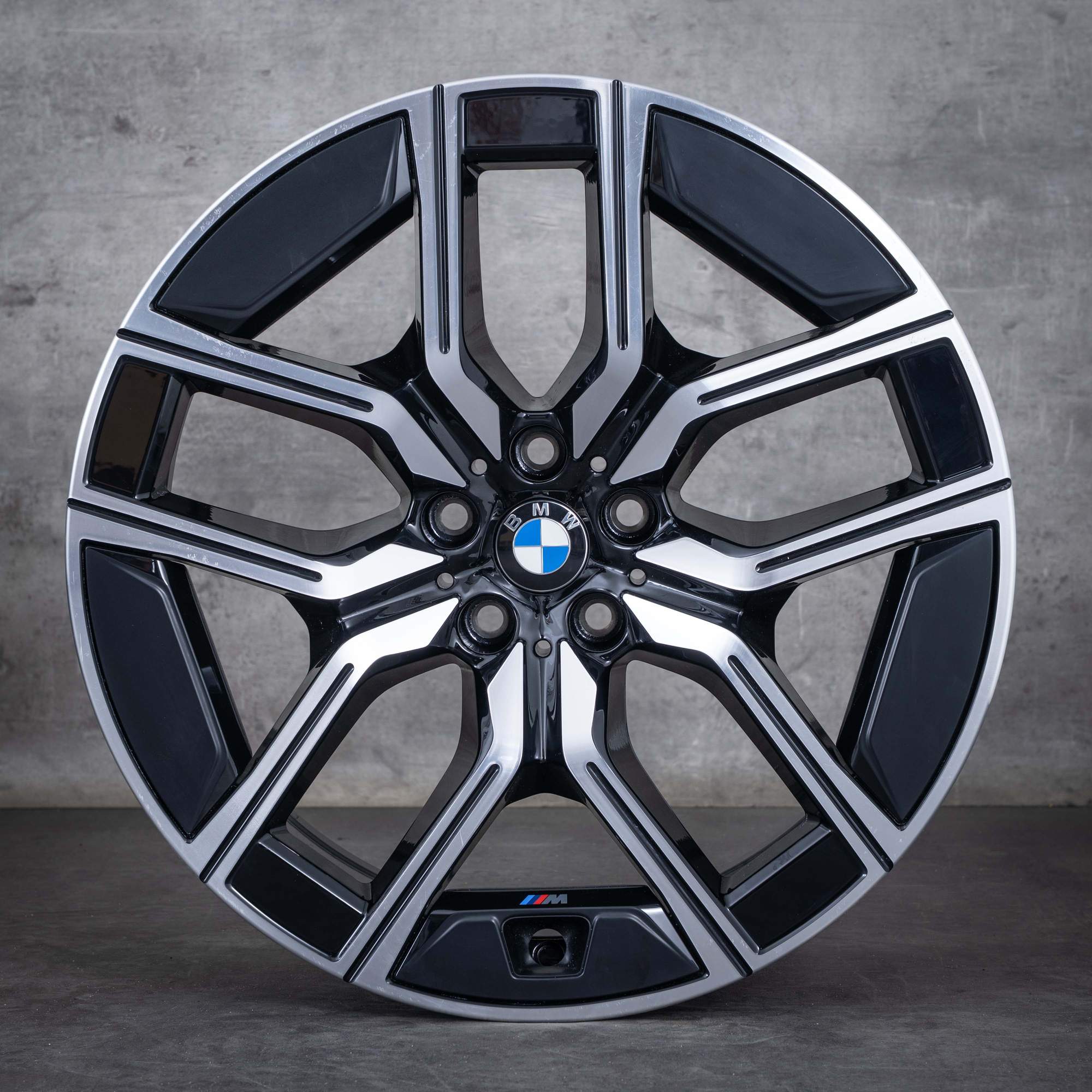 Oryginalne felgi BMW serii 7 i7 X3 20 cali G70 G45 Styling 907 M 5A19DE8 5A19DE9 czarne Polerowane