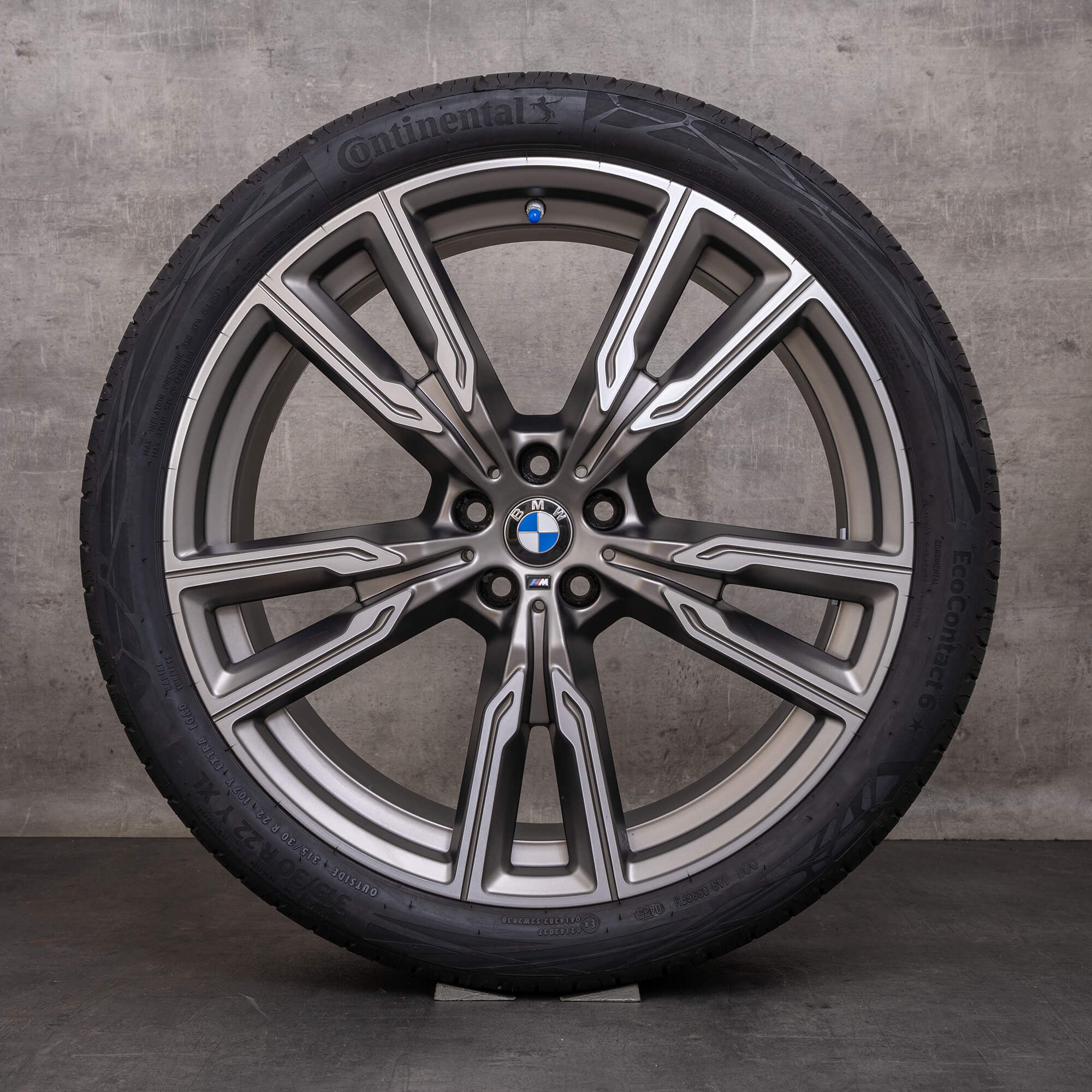 Original zimní pneu s disky BMW X5 X6 22 palcové ráfky na auto G05 G06 8072002 8072003 Styling 747 M ceriumgrey matný lesklý soustružený