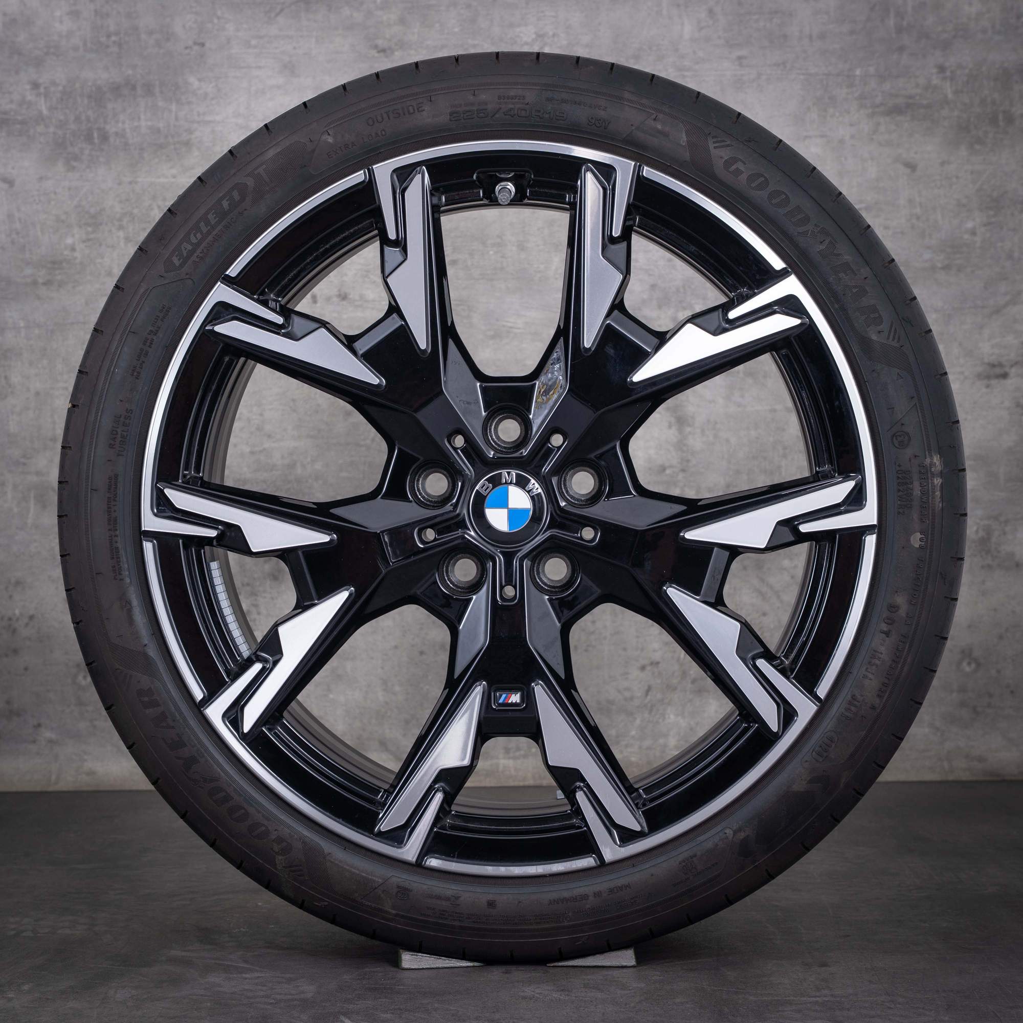 Oryginalne felgi BMW serii 1 i Serii 2 19 cali F70 F74 Gran Coupe opony letnie stylizacja 976 M 5A45267 czarne w technologii diamond cut