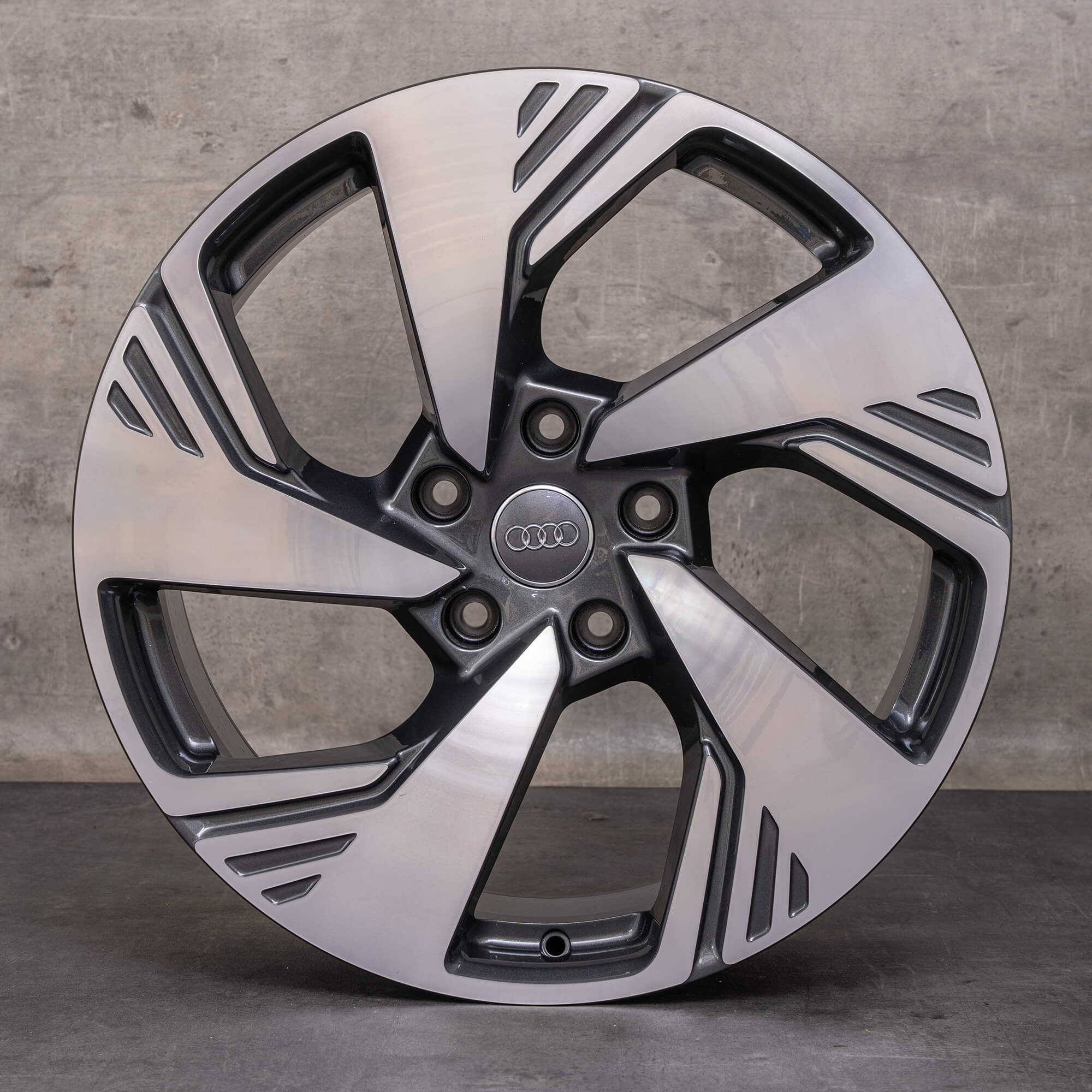 Original Audi Q6 SQ6 e-tron fälgar 20 tum GF 85H601025H 85H601025J antracit polerad