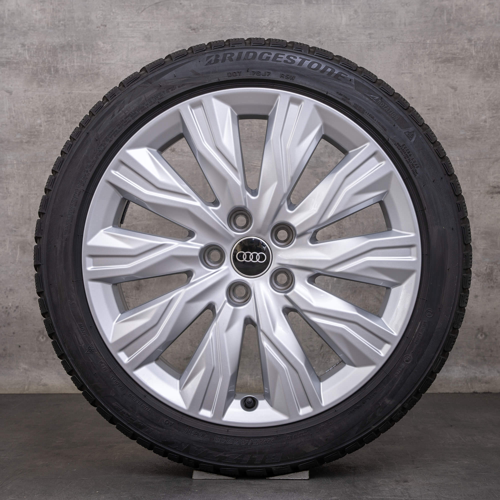 Original Audi A4 S4 B9 8W Gravis Winterräder 18 Zoll Felgen 8W0071498 silber glanz