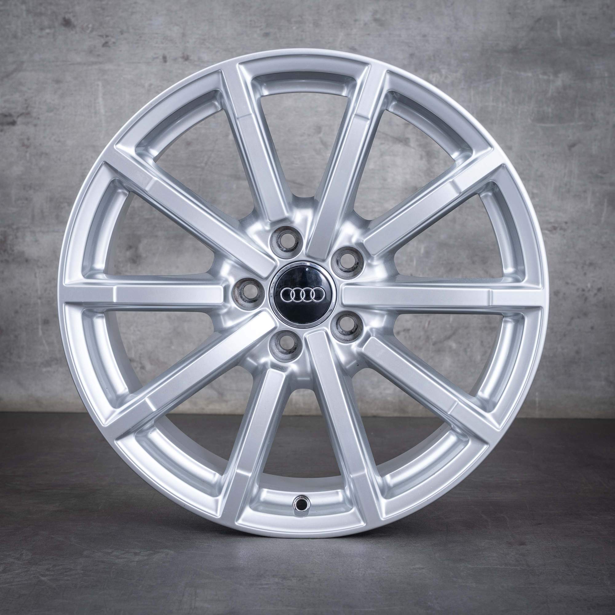 Oryginał Felgi Audi A3 S3 18 cali 8V 8V0601025AQ srebrny połysk