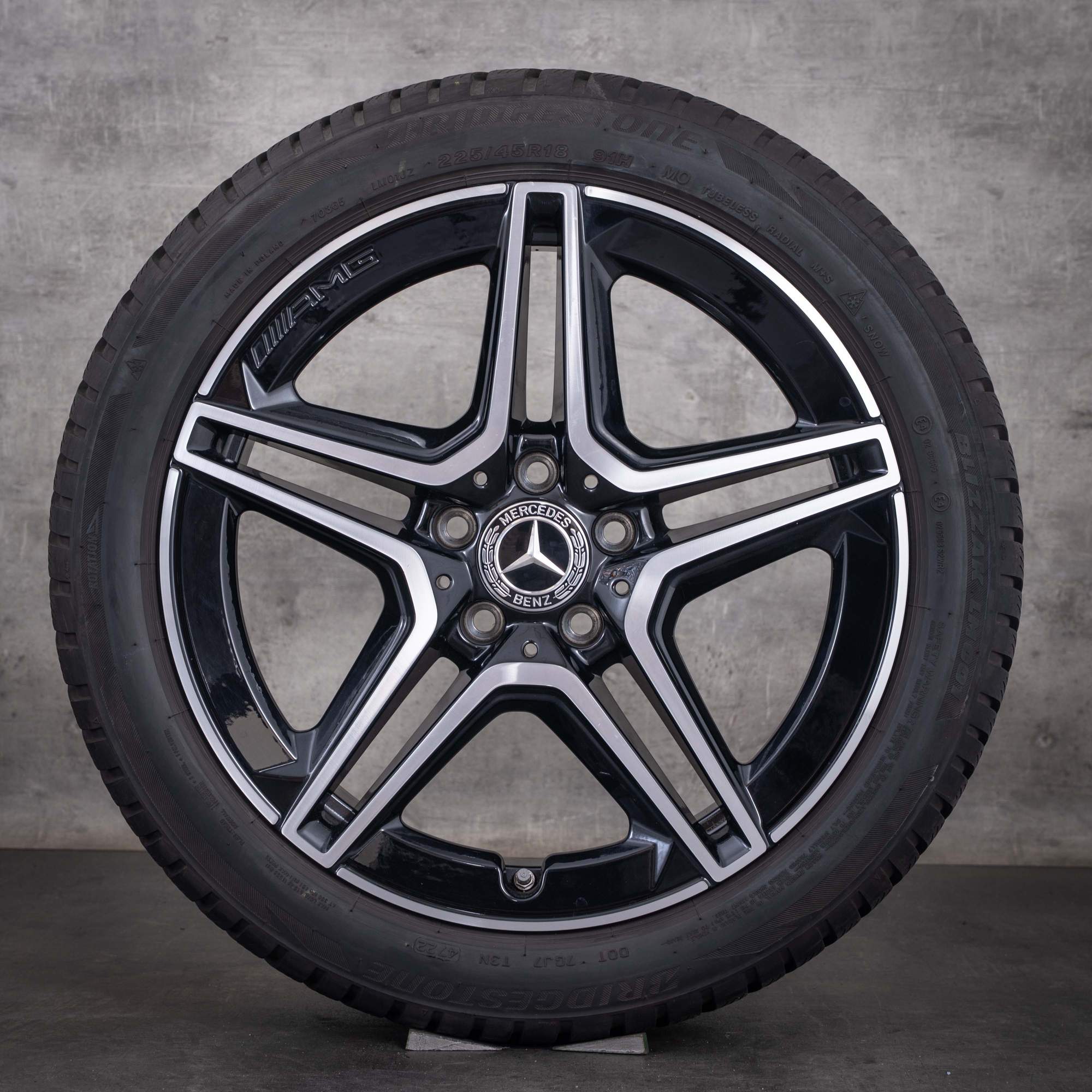 Original Mercedes-Benz A- och B-klass samt CLA AMG vinterhjul 18 tum W177 V177 W247 X118 C118 fälgar A1774011500 svarta frontpolerade