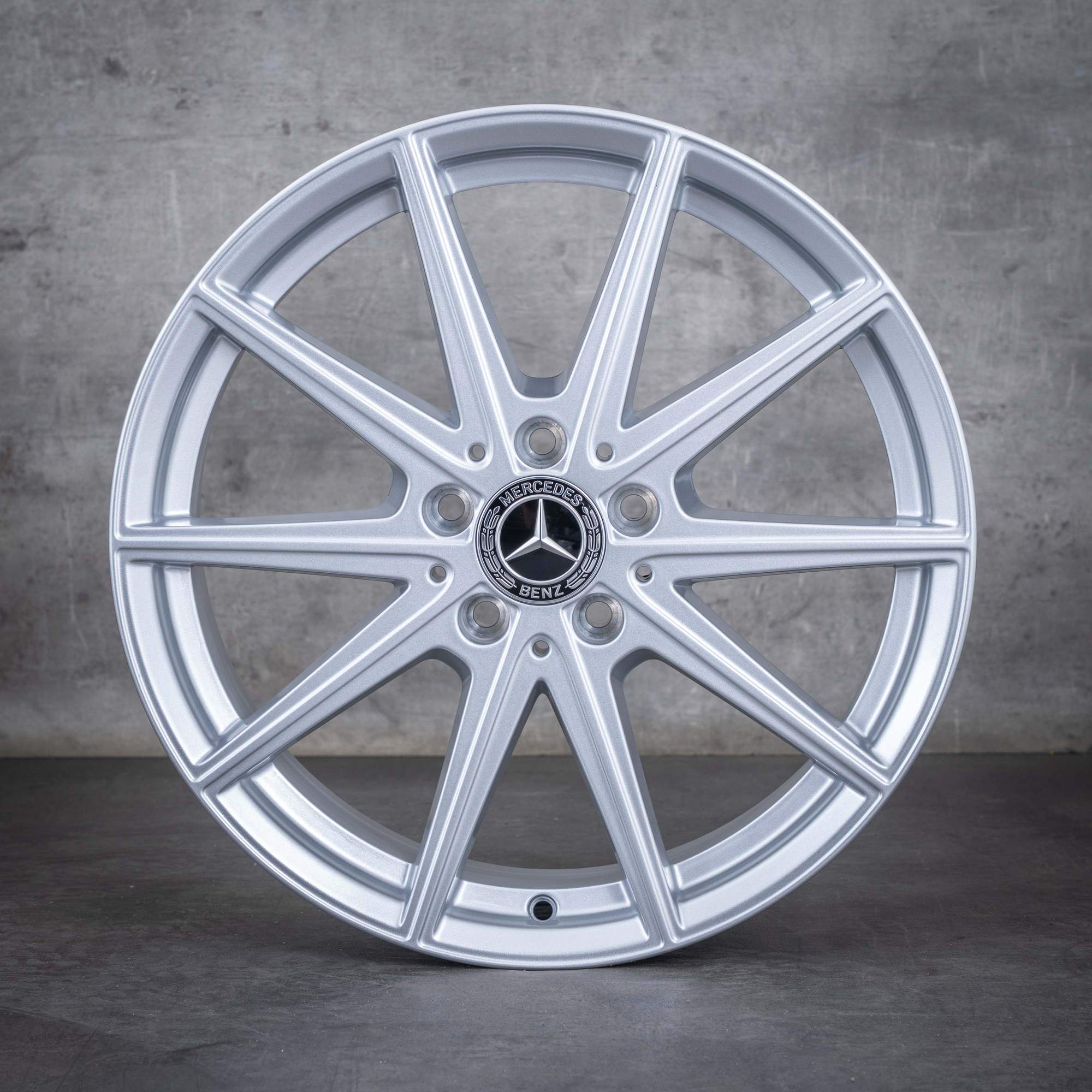 Alkuperäiset Mercedes Benz GLA vanteet 18 tuumaa C178 A1784010000 hopea kiiltävä