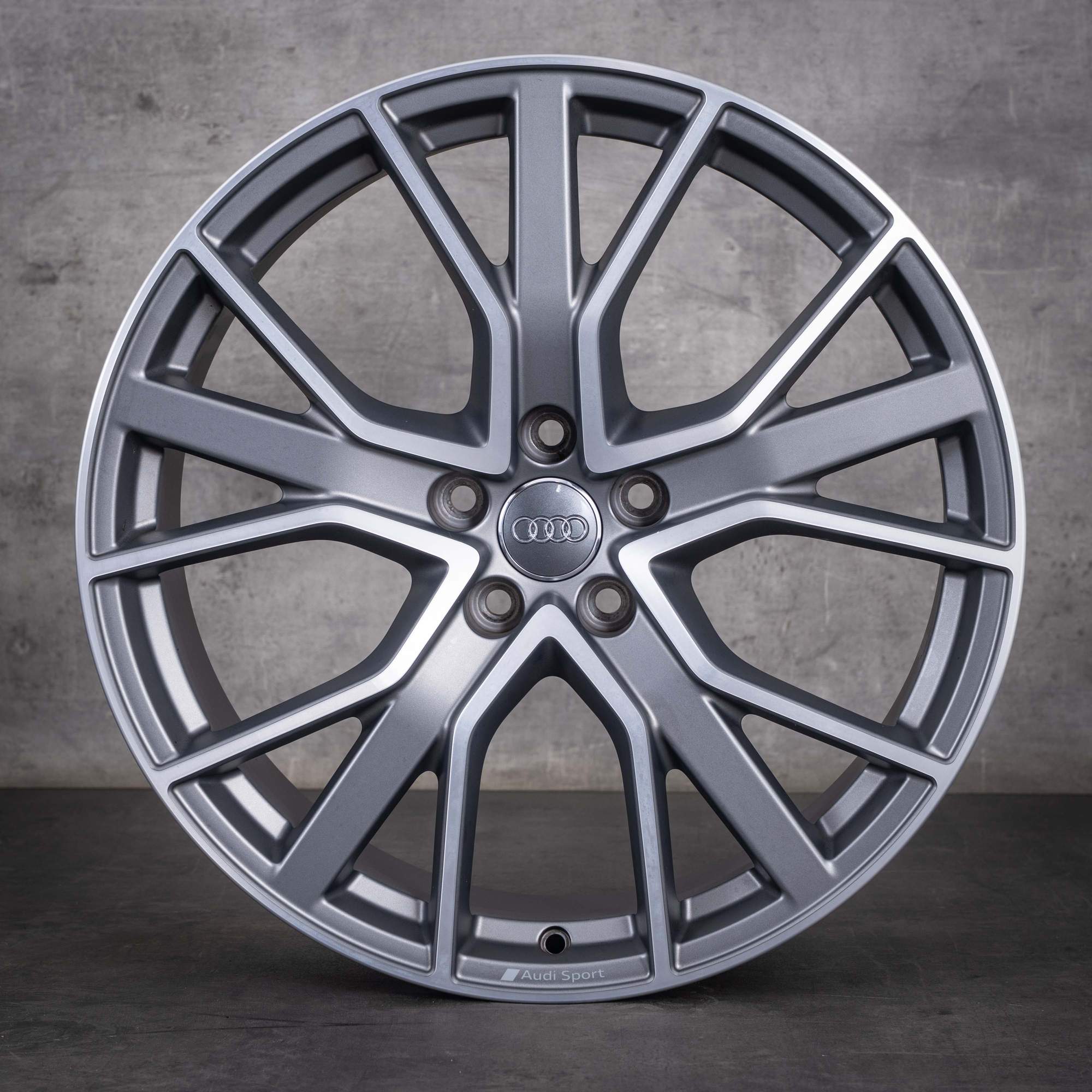 Originale Audi Q3-fælge 21 tommer F3 83A601025A titanmat foran diamond cut - fælg 4 af 4