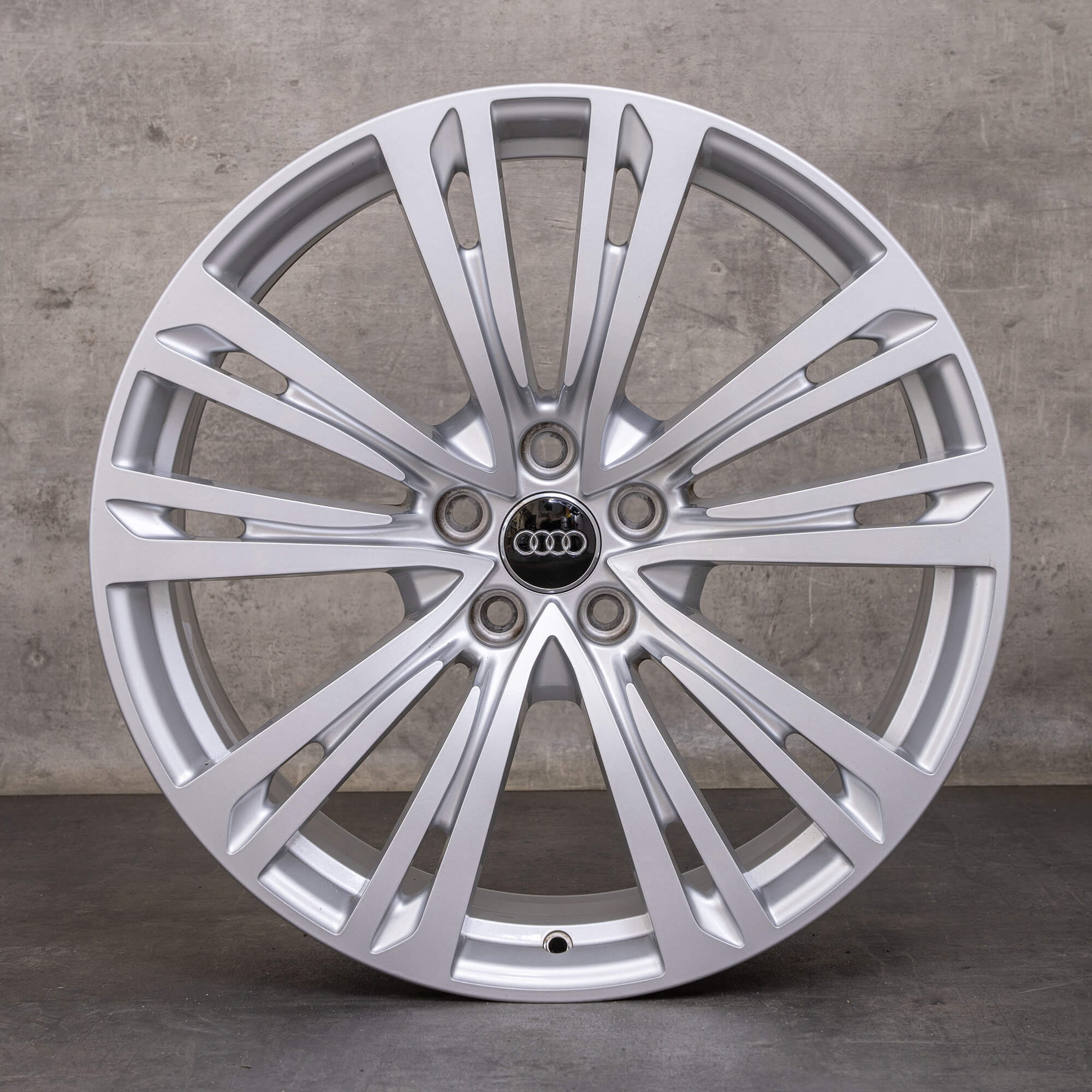 Oryginalne felgi do Audi A8 S8 20 cali 4N D5 opony letnie 4N0601025Q srebrne
