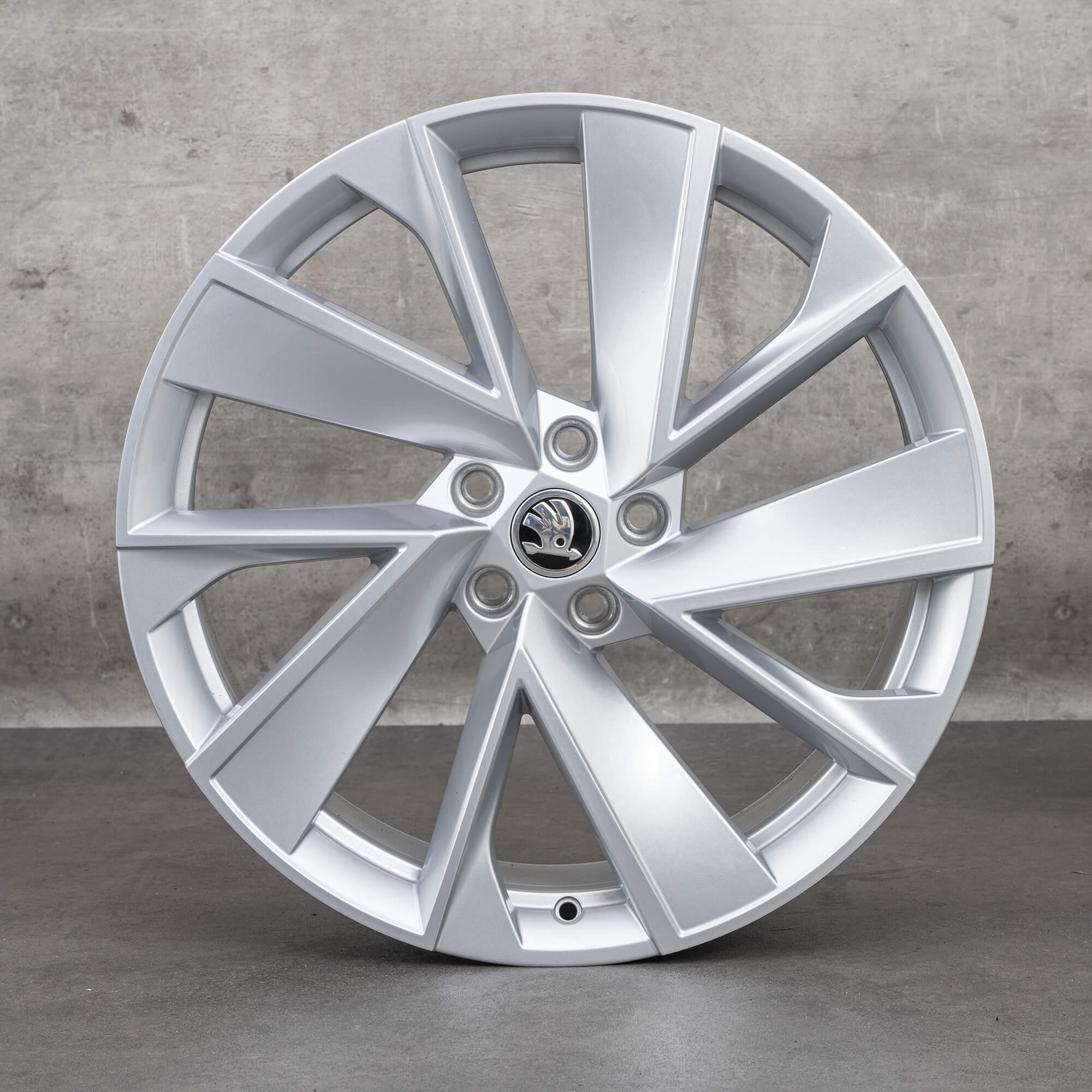 Alkuperäiset Skoda Enyaq -vanteet 20 tuumaa iV 5A Vega 5LA601025H hopea UUDET