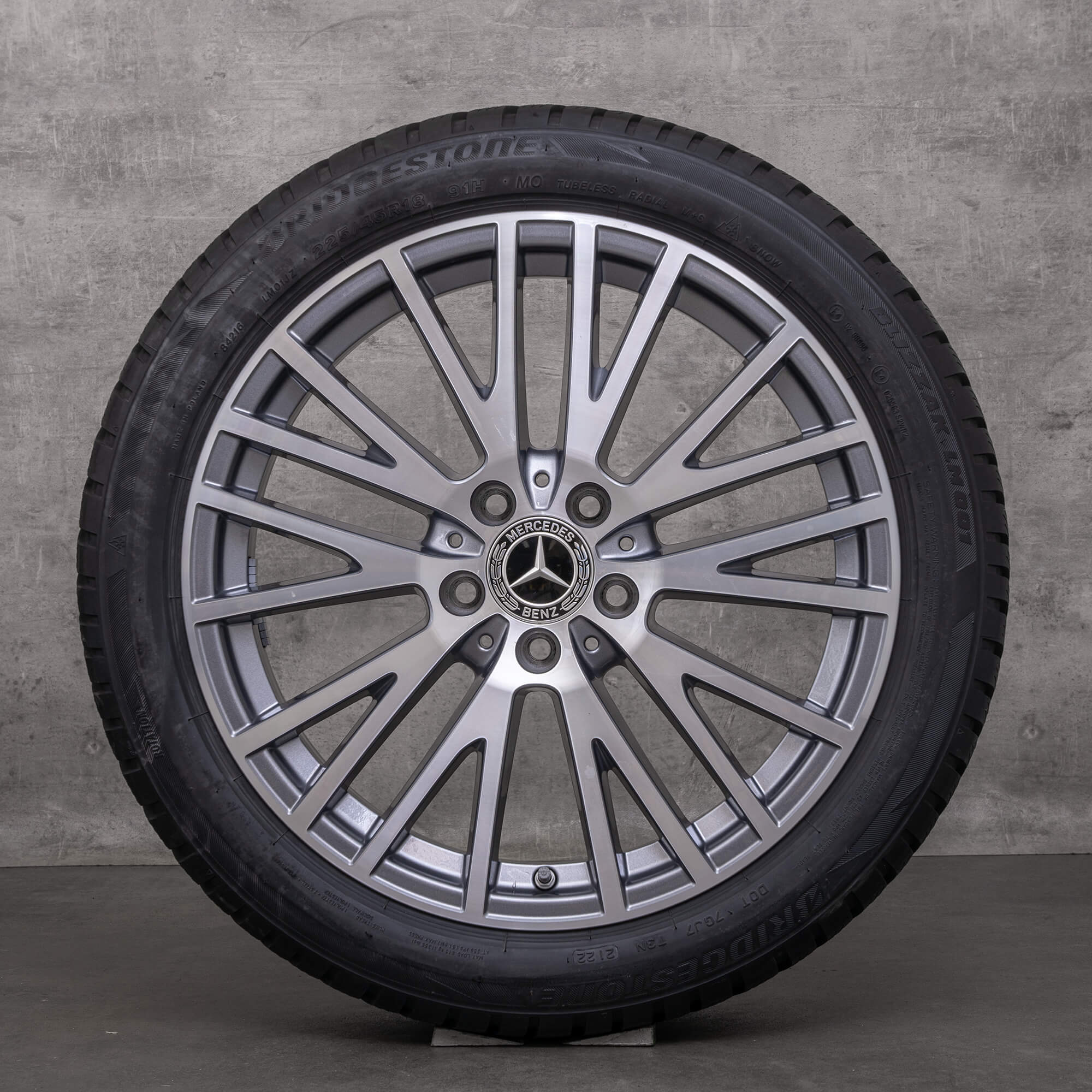 Originali Mercedes Benz Classe A B CLA cerchi con gomme invernali 18 pollici W177 V177 W247 X118 C118 auto A1774010600 himalaya grey lucidato frontalmente