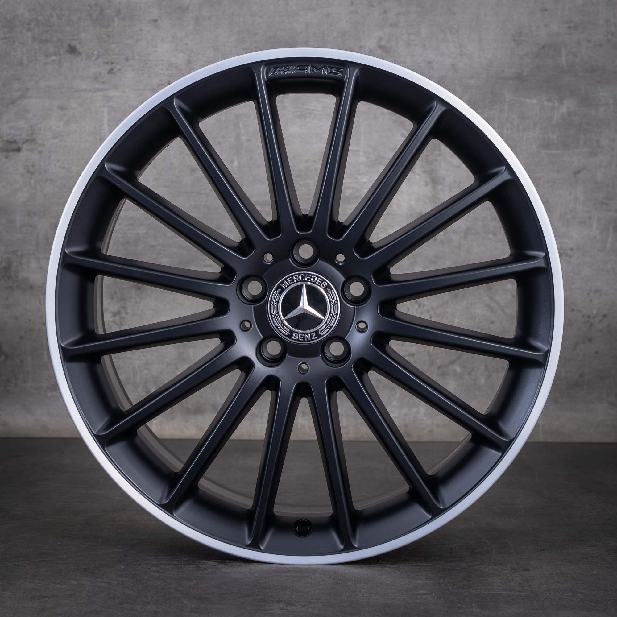 Oryginalne koła zimowe Mercedes-Benz Klasy A A 45 CLA 45 AMG 19 cali W176 C117 X117 A1764010502 czarne matowe z efektem diamond cut NOWE