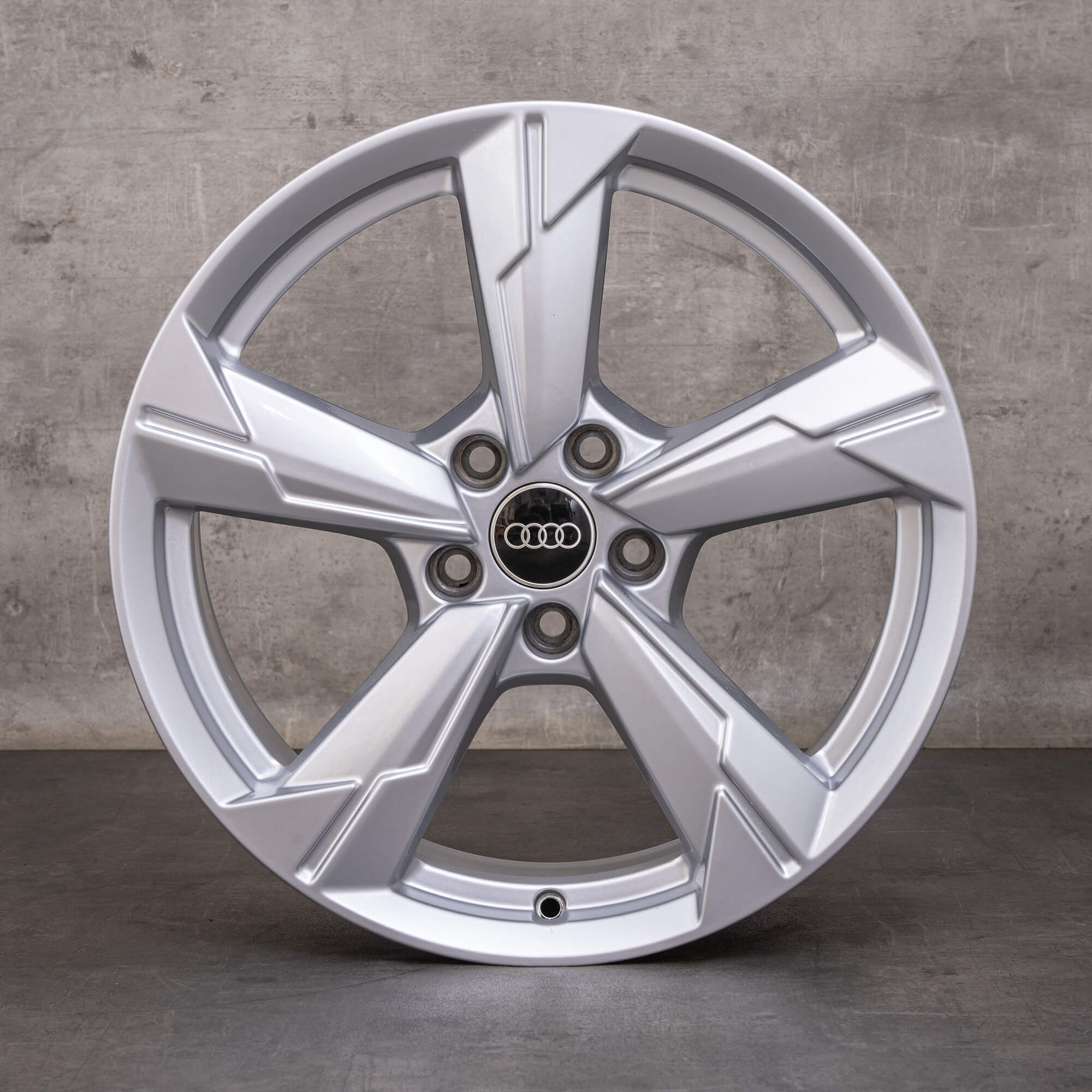 Oryginalne felgi Audi A6 18 cali 4K C8 aluminiowe 4K0601025CE srebrne błyszczące