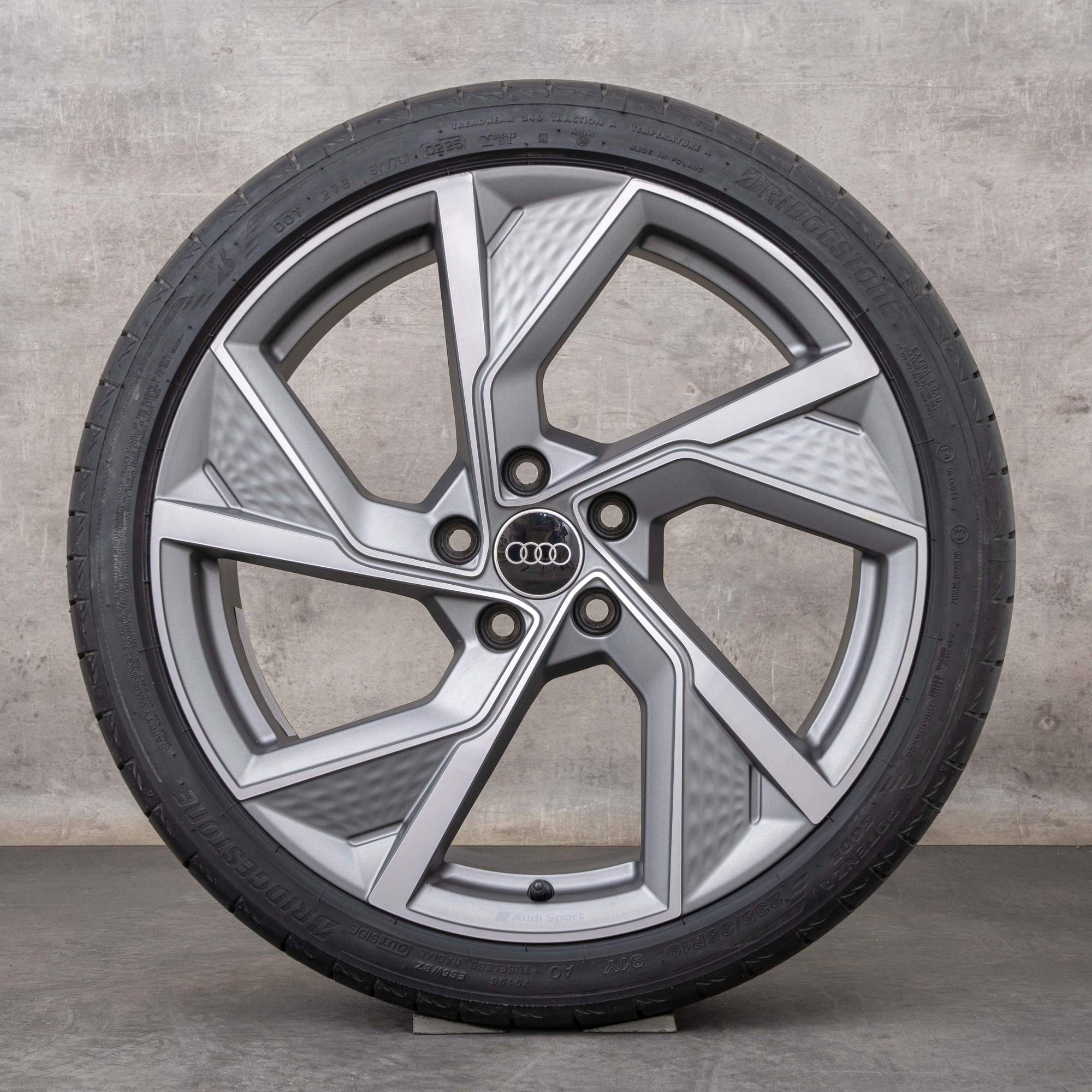 Originalní 19palcové letní kola Audi A3 S3 8Y 8V 8Y0601025Q titan matně lesklý soustružený