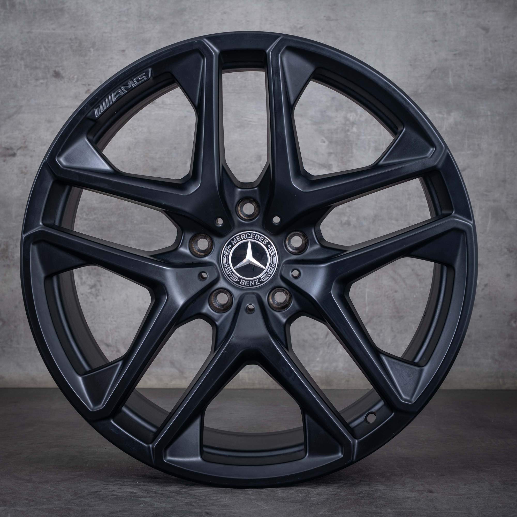 Alkuperäiset Mercedes Benz G-sarjan G63 AMG-vanteet 21 tuumaa (53,3 cm) mitat: W463A ja W465 A4634011900 musta matta