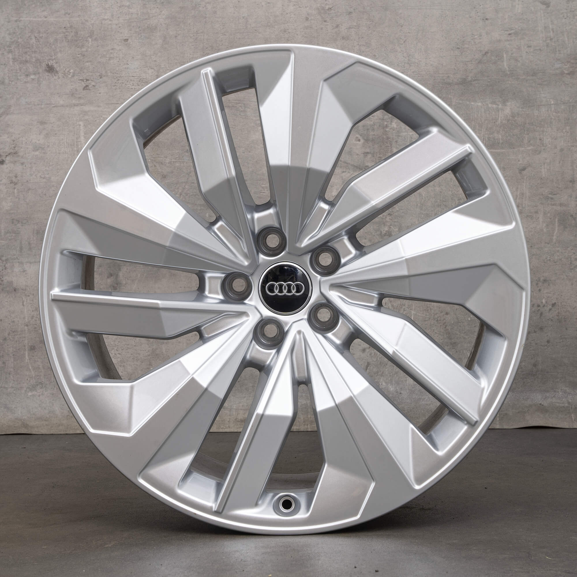 20-calowe felgi aluminiowe Audi e-tron S & Sportback GE 4KE601025E srebrne NOWOŚĆ