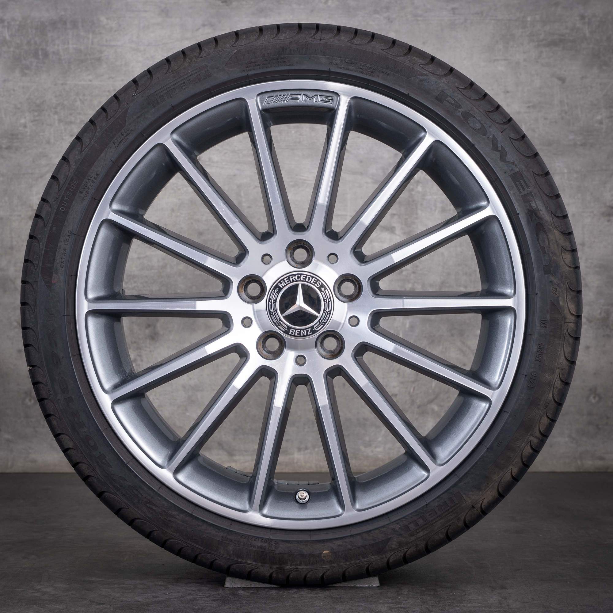 Original Mercedes-Benz A- och B-klass samt CLA AMG-fälgar 18 tum W176 W246 C117 X117 sommarhjul A1764010200 himalaya grey, frontpolerade